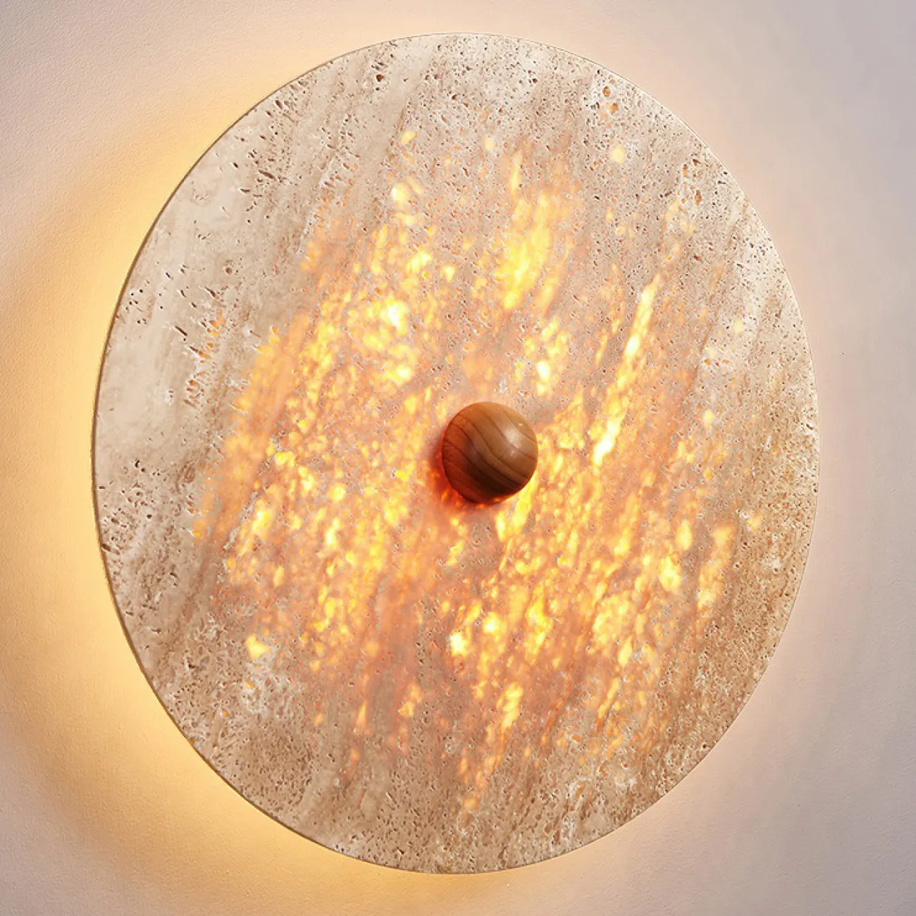 Настенный светодиодный светильник с плоским дисковидным рассеивателем с каменной текстурой и деревянным центром JOAR B D50