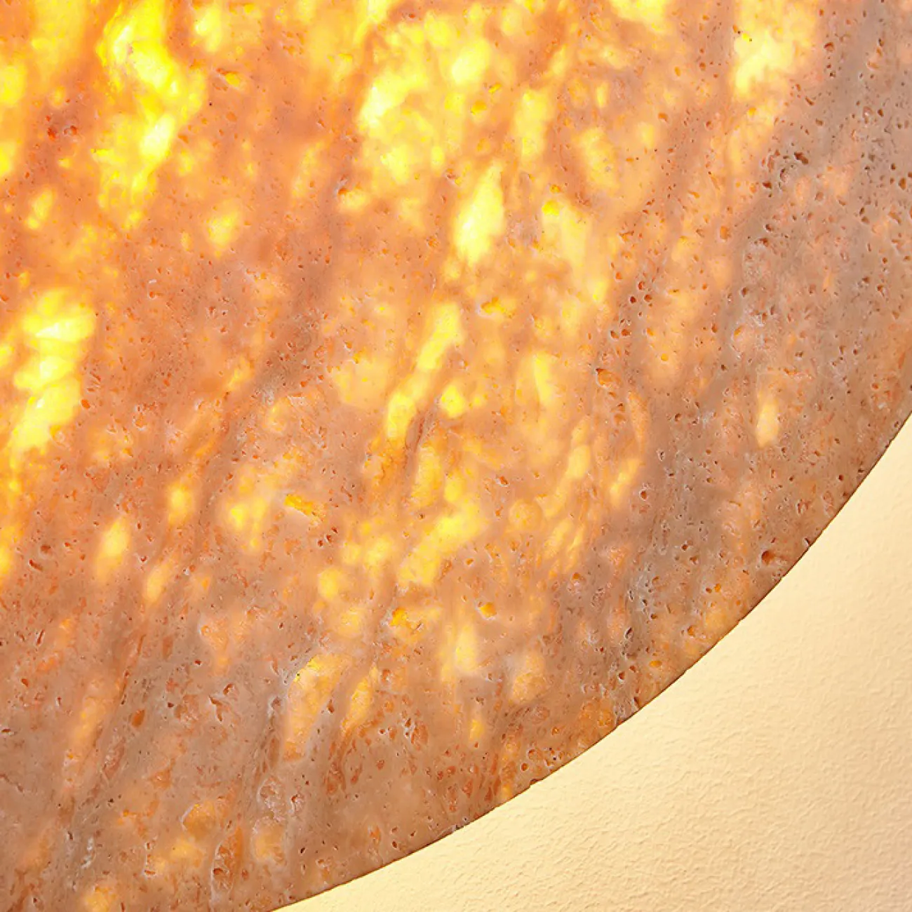 Настенный светодиодный светильник с плоским дисковидным рассеивателем с каменной текстурой и деревянным центром JOAR B D50