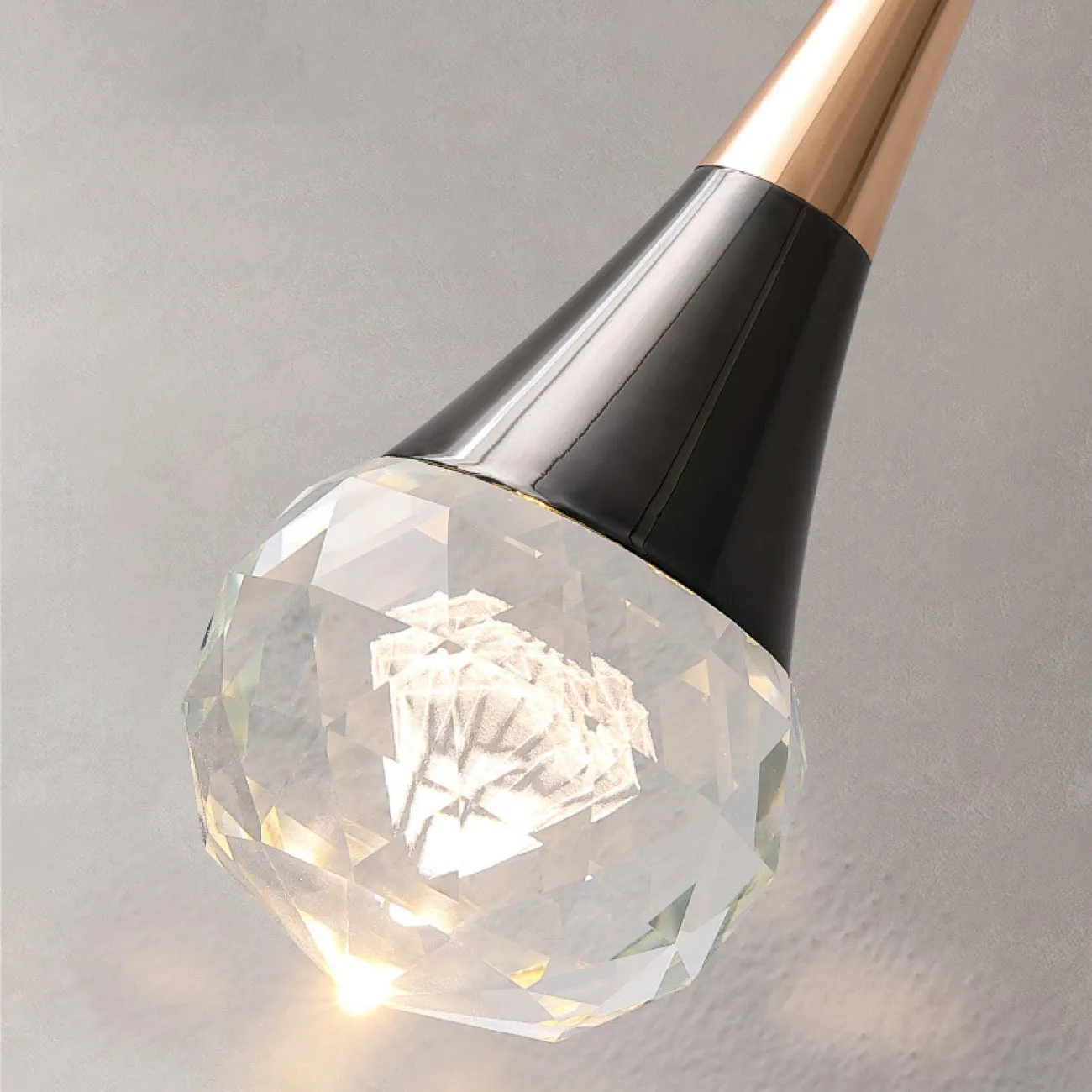 Готовая комбинация подвесных светодиодных светильников с лазерной гравировкой внутри многогранных хрустальных рассеивателей ALMOS DUO