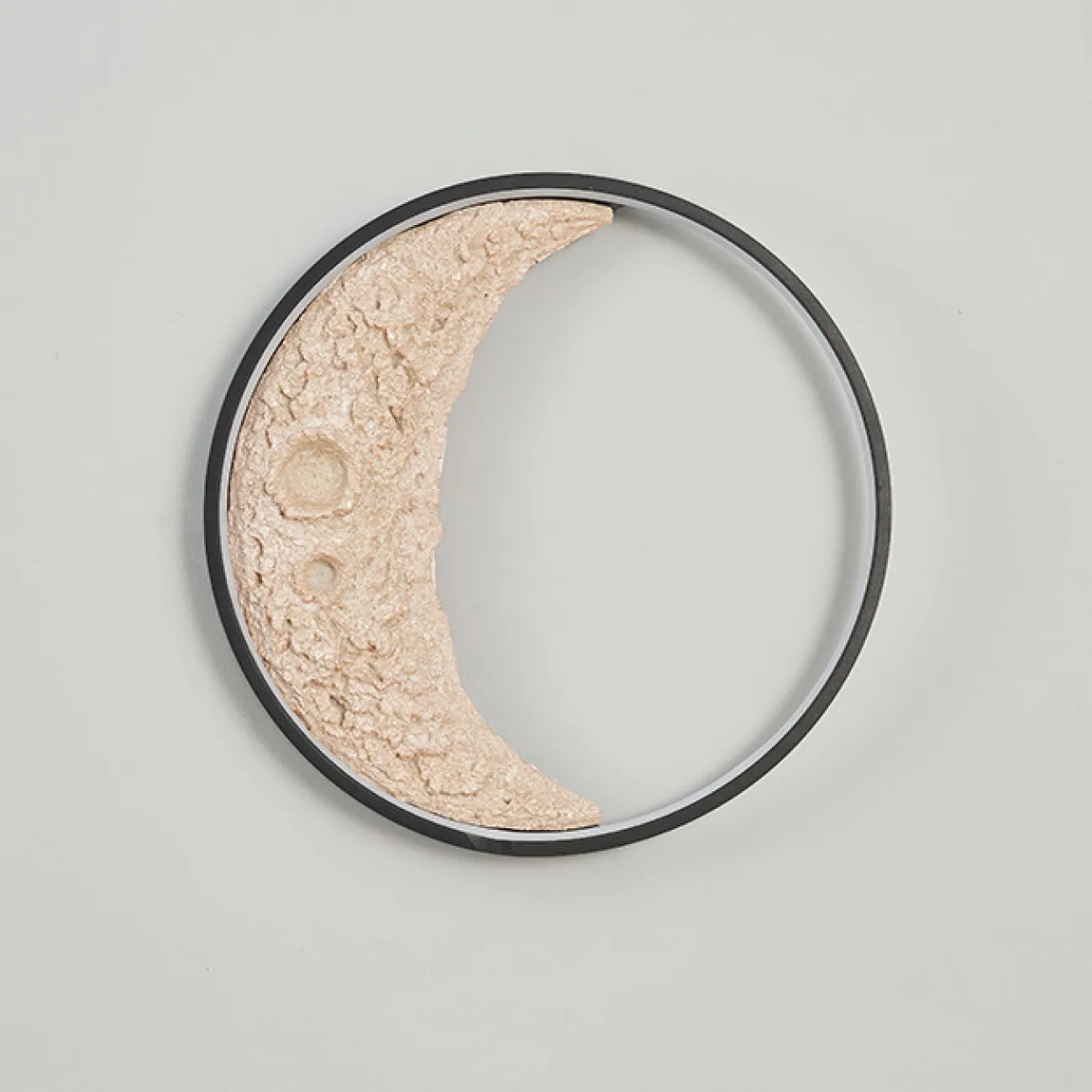 Настенный светодиодный светильник на кольцевом каркасе в виде убывающего месяца с рельефной поверхностью COSMOS WANING Луна D80 Трехцветный свет