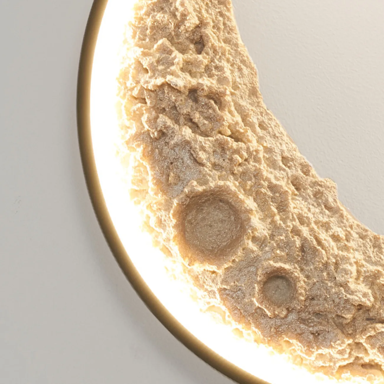 Настенный светодиодный светильник на кольцевом каркасе в виде убывающего месяца с рельефной поверхностью COSMOS WANING Луна D80 Трехцветный свет