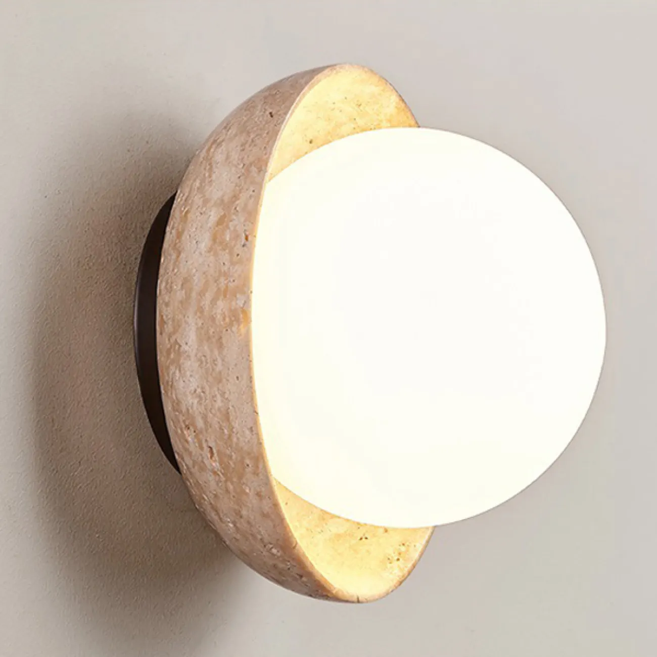 Настенный светильник с белым шарообразным плафоном на каменном основании в форме чаши SAMPE WALL Настенный светильник с белым шарообразным плафоном на каменном основании в форме чаши SAMPE WALL