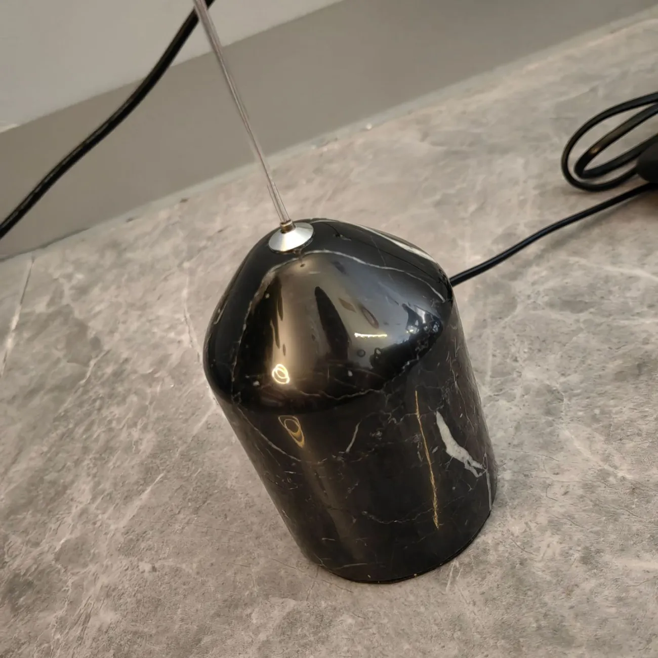 Светодиодный напольный светильник в виде вертикальной струны с конусными плафонами CLAAS Gold