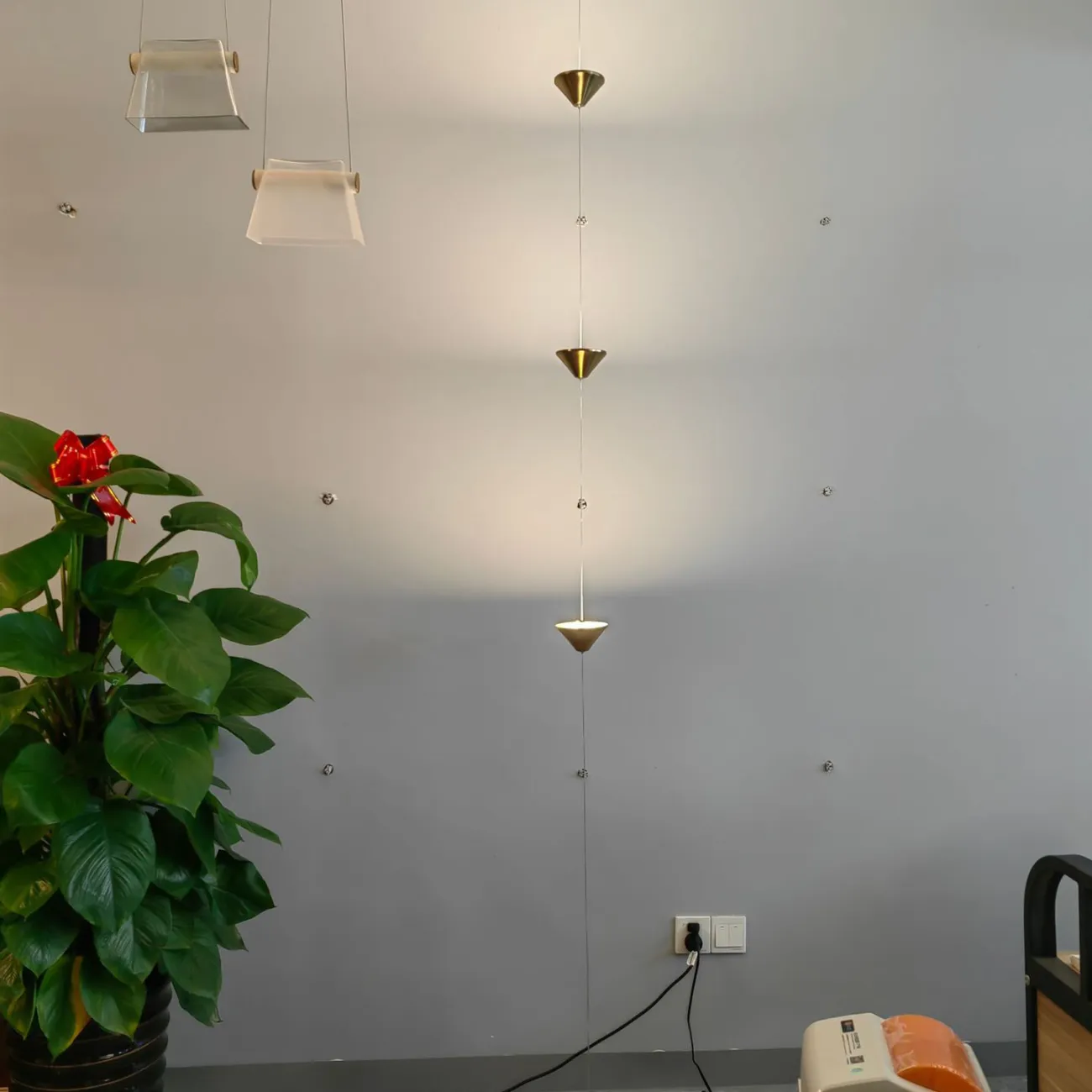 Светодиодный напольный светильник в виде вертикальной струны с конусными плафонами CLAAS Gold