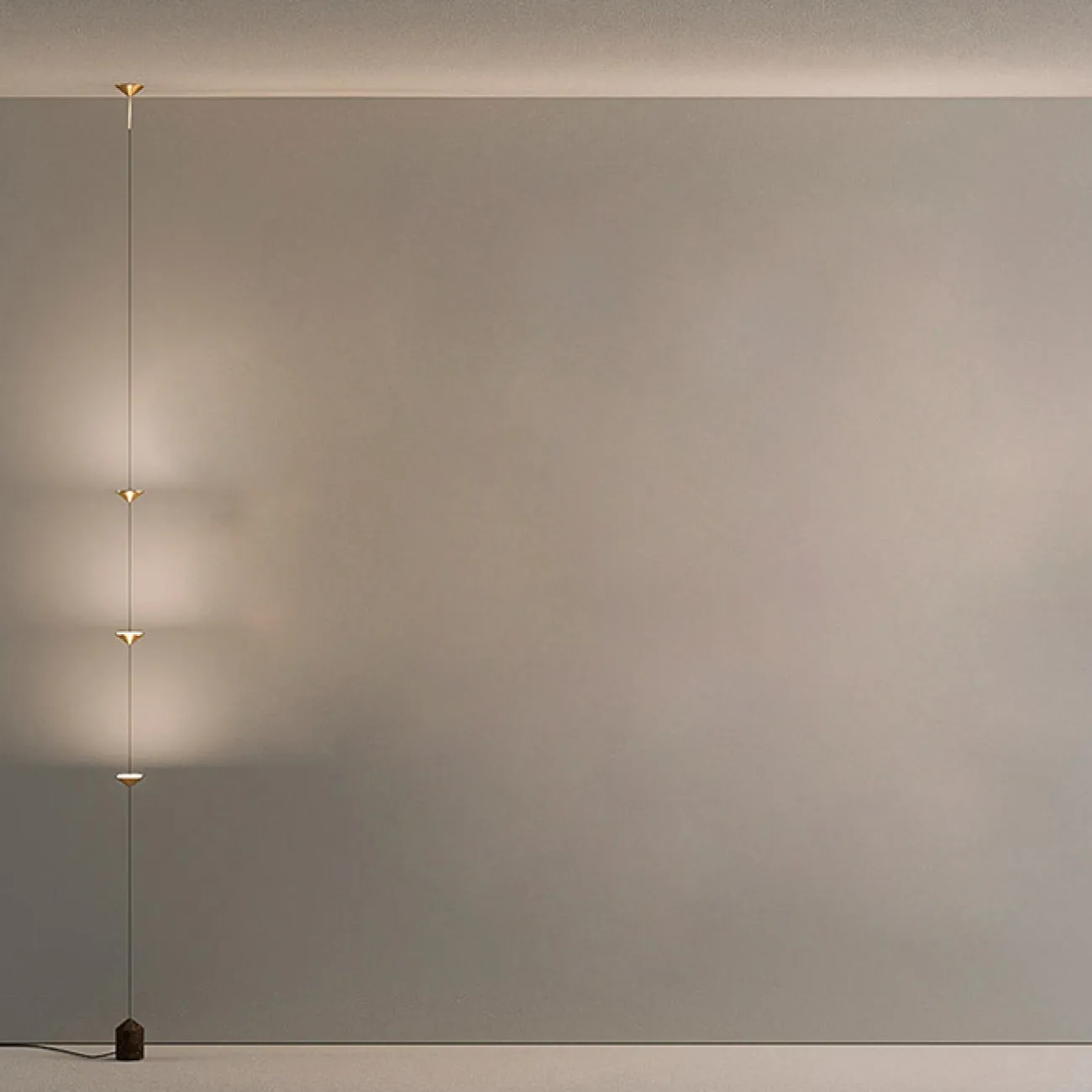Светодиодный напольный светильник в виде вертикальной струны с конусными плафонами CLAAS Gold