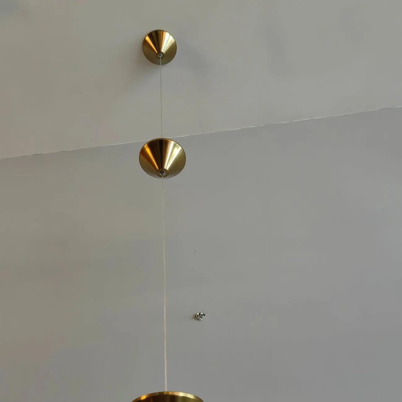 Светодиодный напольный светильник в виде вертикальной струны с конусными плафонами CLAAS Gold