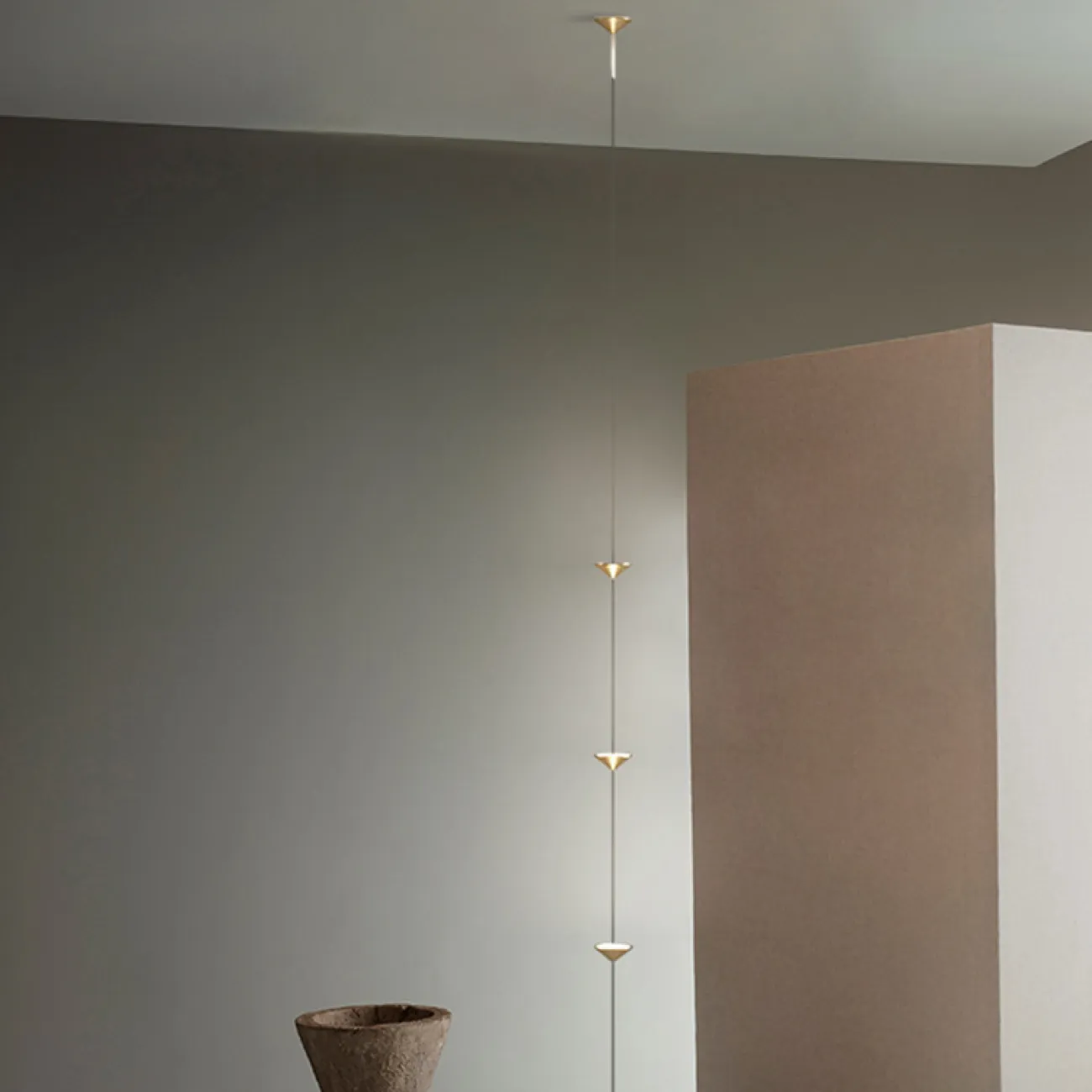 Светодиодный напольный светильник в виде вертикальной струны с конусными плафонами CLAAS Gold