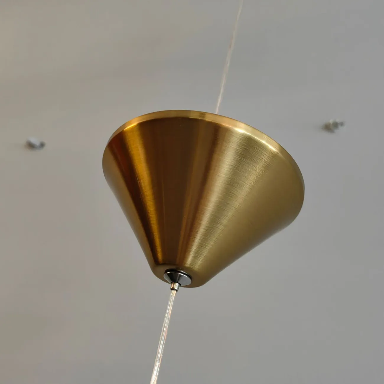 Светодиодный напольный светильник в виде вертикальной струны с конусными плафонами CLAAS Gold