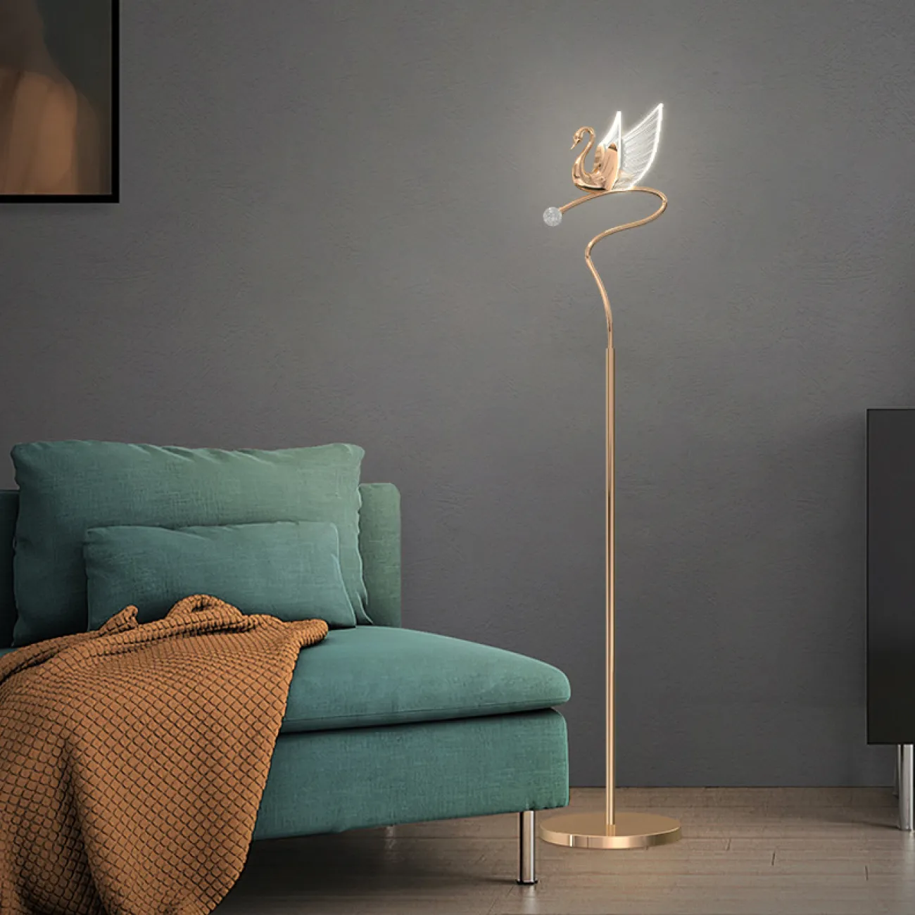 Светодиодный торшер с плафоном в форме лебедя со светящимися крыльями на изогнутой стойке с блестящим шаром BIRDIE FL Brass