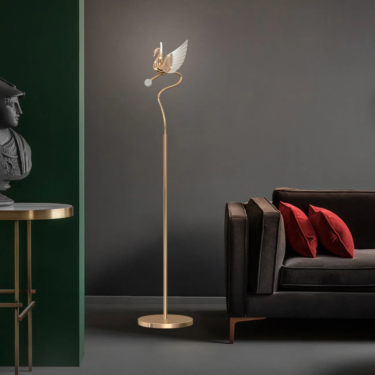 Светодиодный торшер с плафоном в форме лебедя со светящимися крыльями на изогнутой стойке с блестящим шаром BIRDIE FL Brass