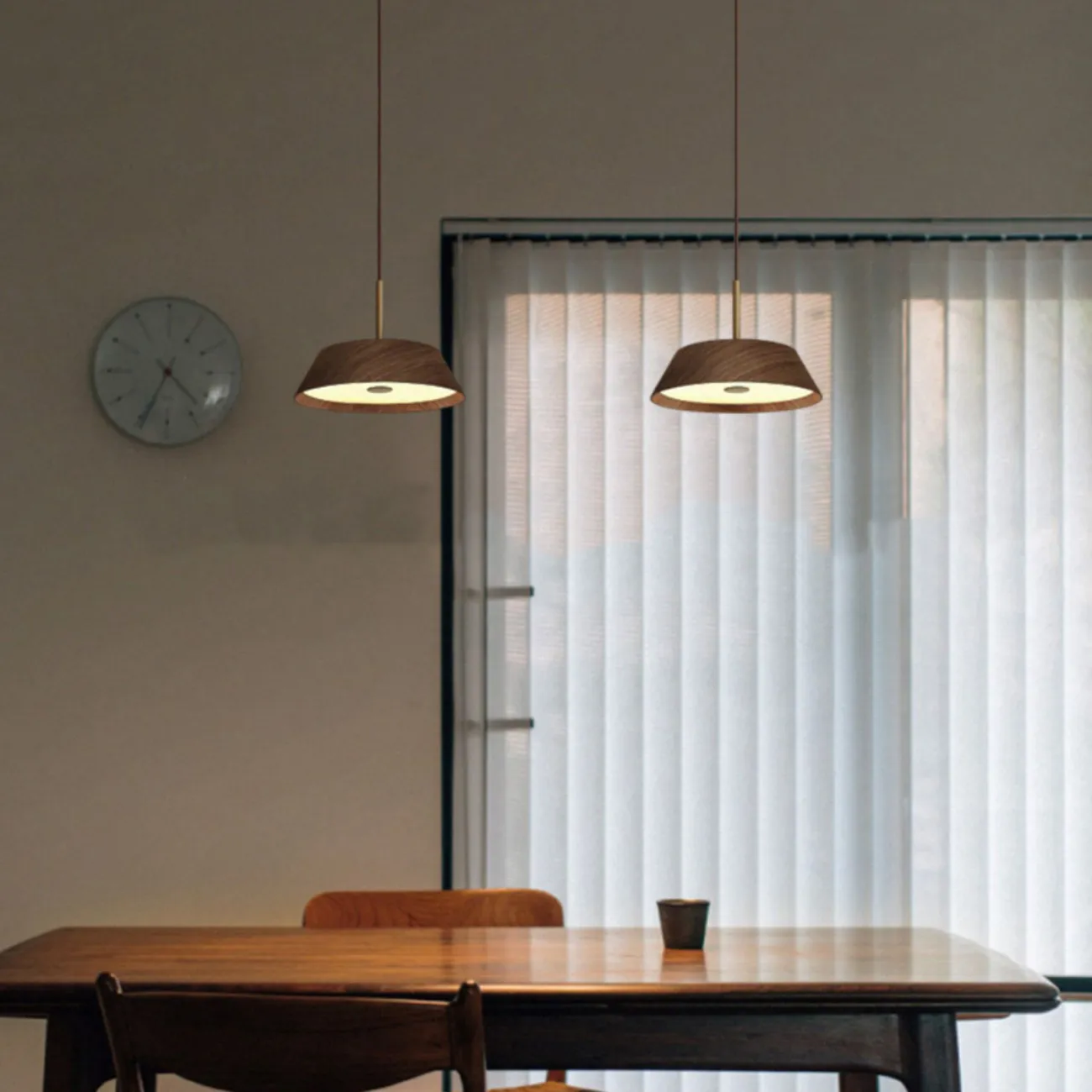 Готовая комбинация подвесных светодиодных светильников с трапециевидным корпусом из темного и светлого дерева BENONI B COMBO L58 Walnut