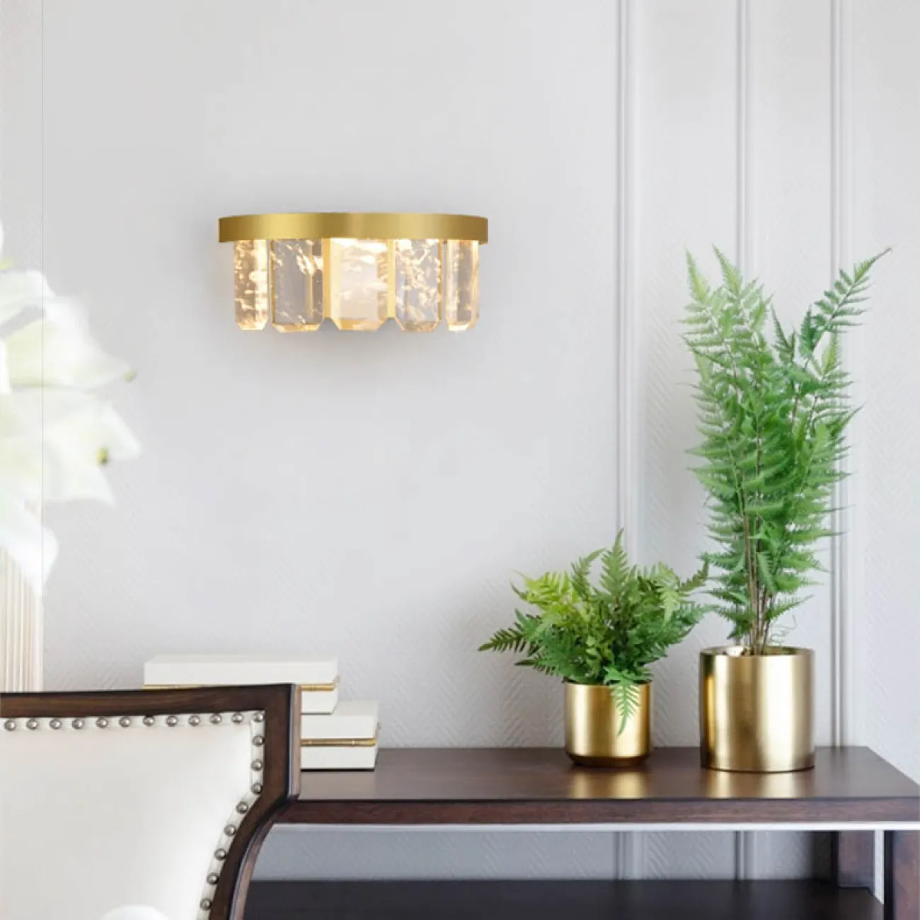 Серия настенных светодиодных светильников с многогранными хрустальными рассеивателями с эффектом льда CAPELLA WALL H20,5 Серия настенных светодиодных светильников с многогранными хрустальными рассеивателями с эффектом льда CAPELLA WALL H20,5