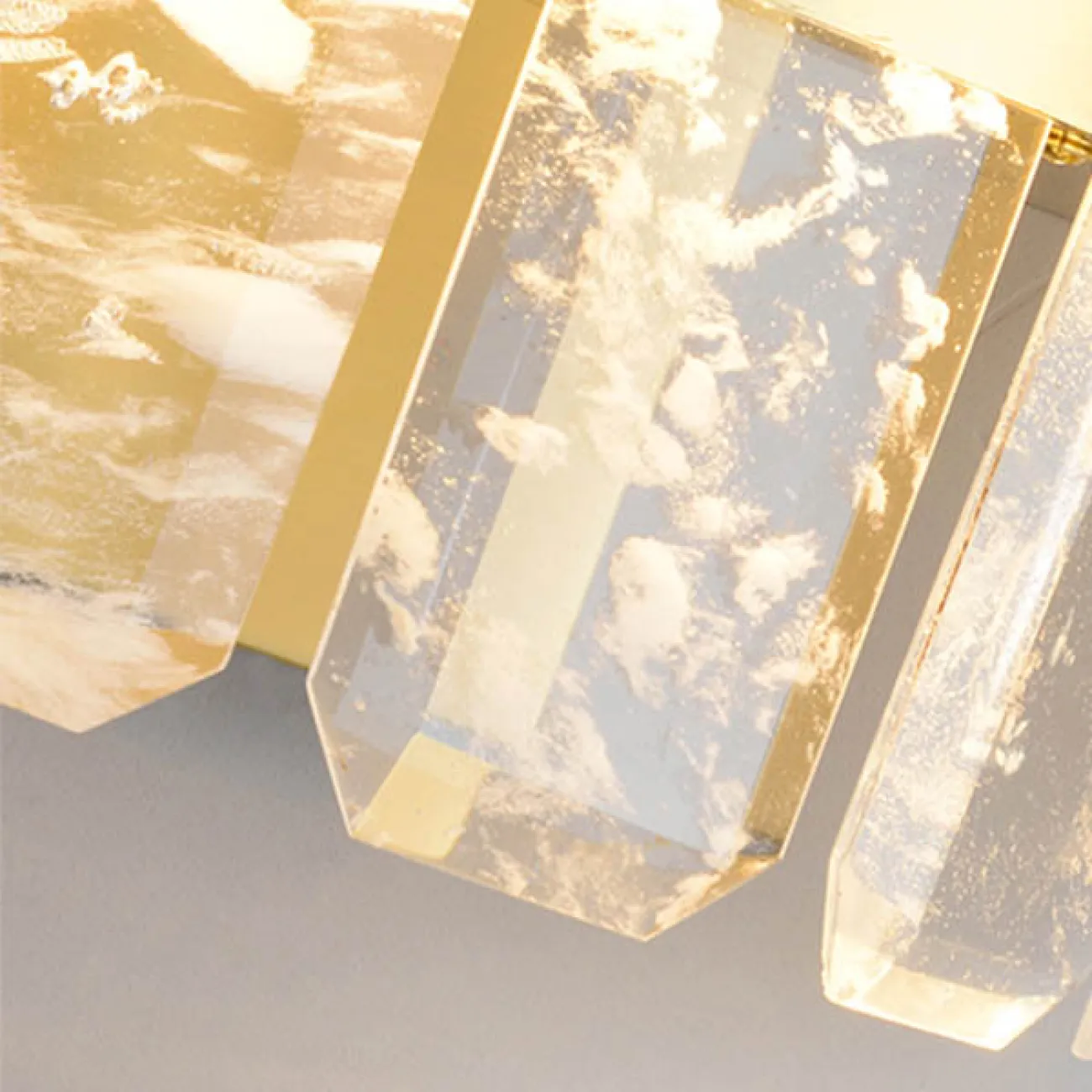 Серия настенных светодиодных светильников с многогранными хрустальными рассеивателями с эффектом льда CAPELLA WALL H20,5 Серия настенных светодиодных светильников с многогранными хрустальными рассеивателями с эффектом льда CAPELLA WALL H20,5