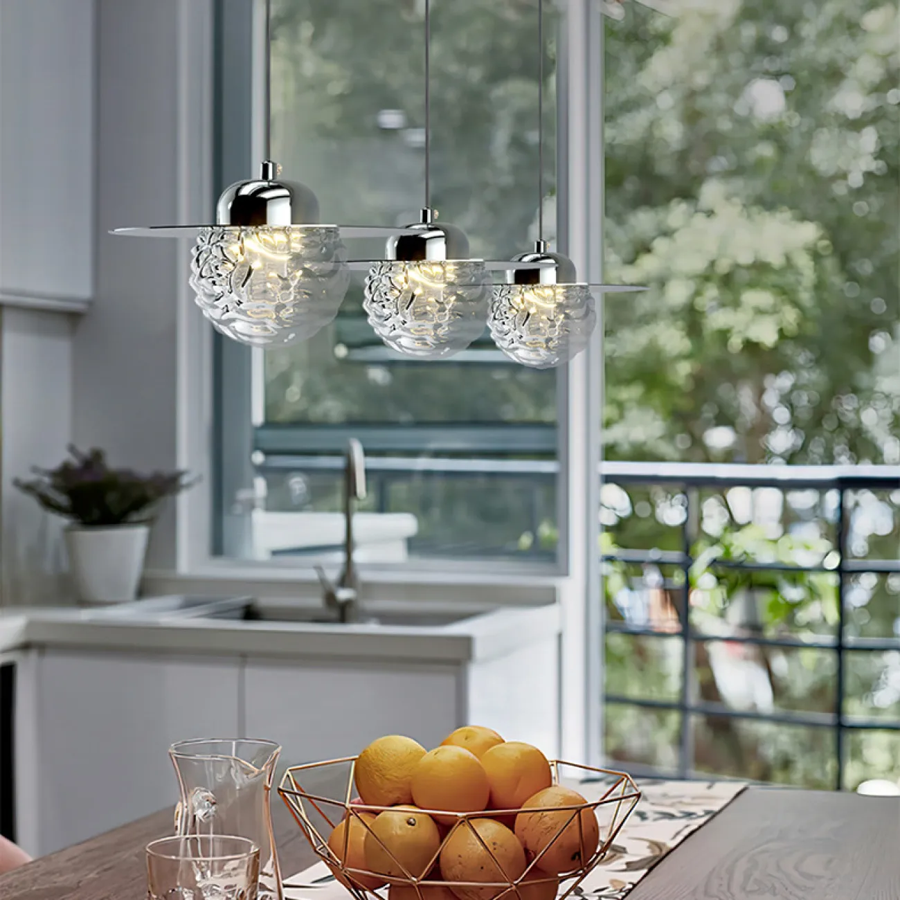 Готовая комбинация подвесных светодиодных светильников c шарообразными плафонами и дисковидными рассеивателями USKO TRIO White