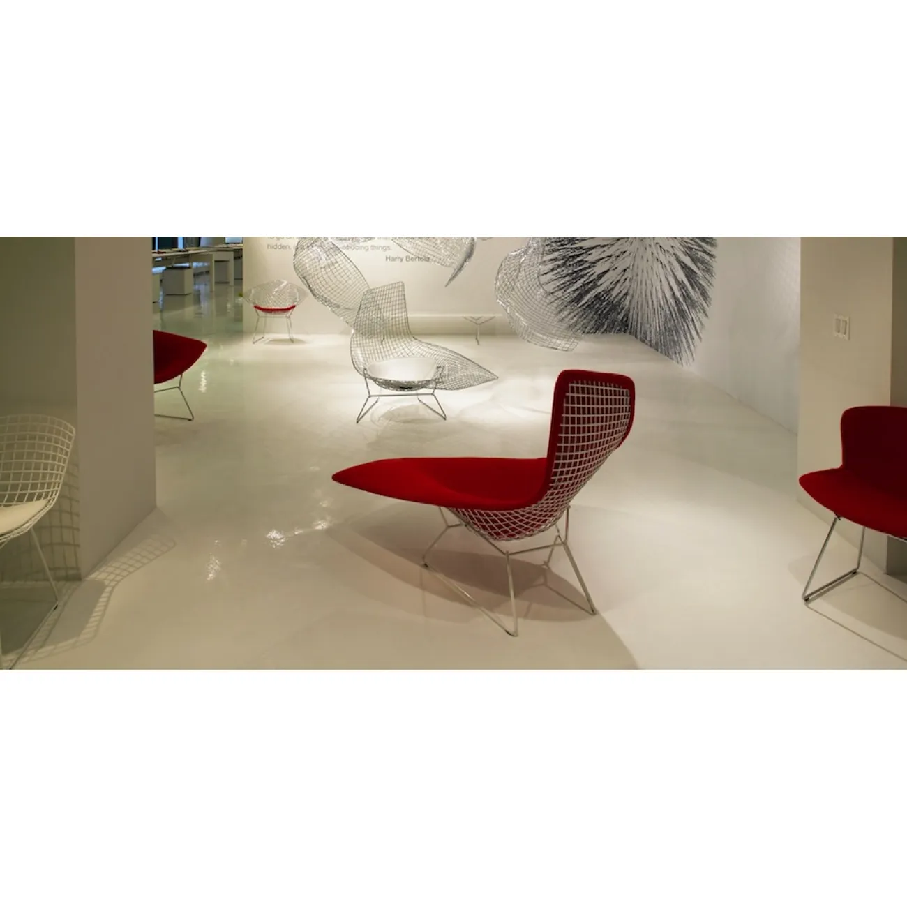Кресло Asymmetric Chaise designed by Harry Bertoia		 in 1952 от LaLume