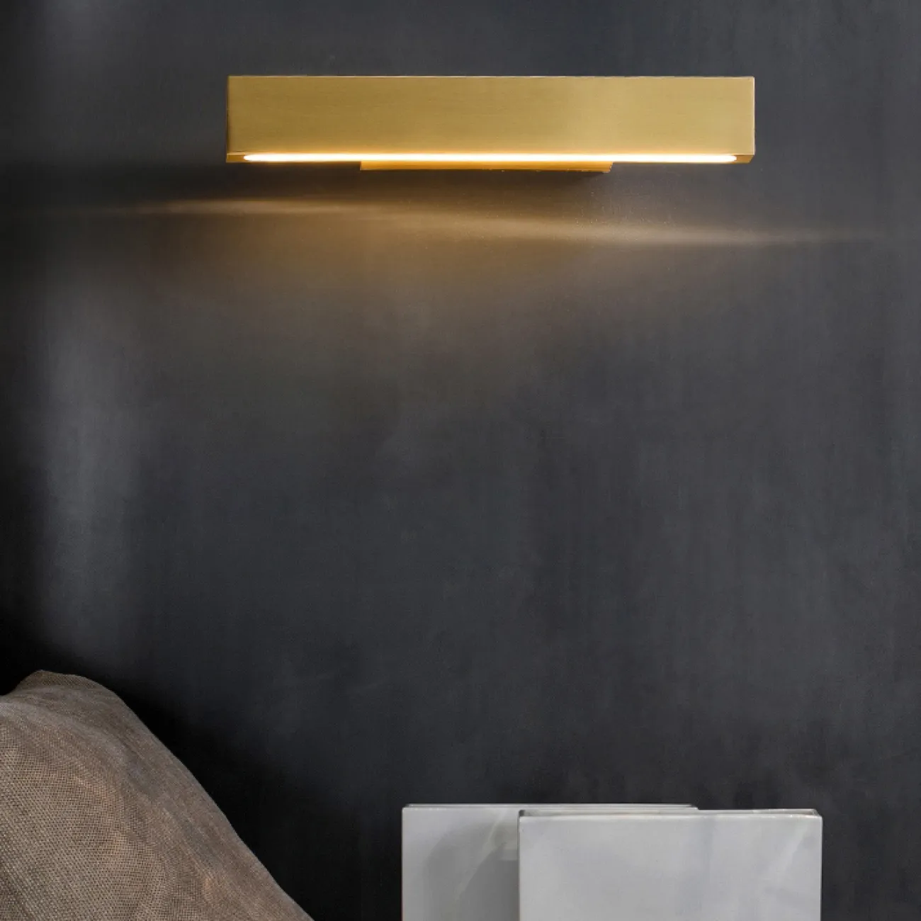 Серия настенных светильников с LED-подсветкой по низу поворотного плафона прямоугольной формы JERICA L23