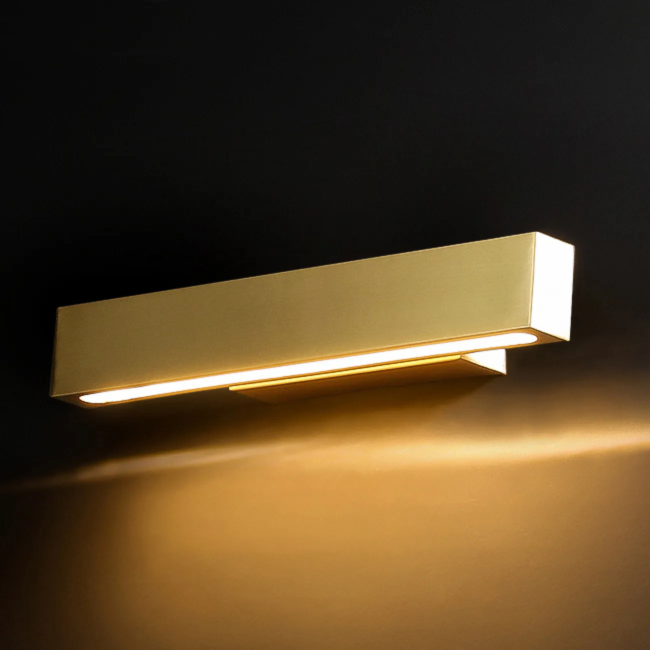 Серия настенных светильников с LED-подсветкой по низу поворотного плафона прямоугольной формы JERICA L23