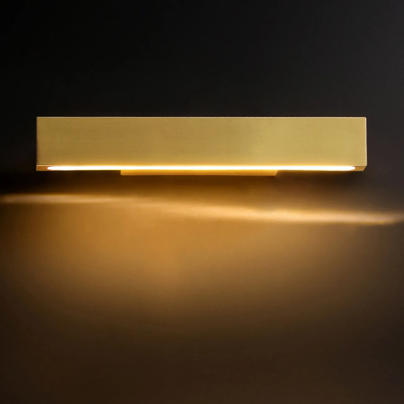 Серия настенных светильников с LED-подсветкой по низу поворотного плафона прямоугольной формы JERICA L23