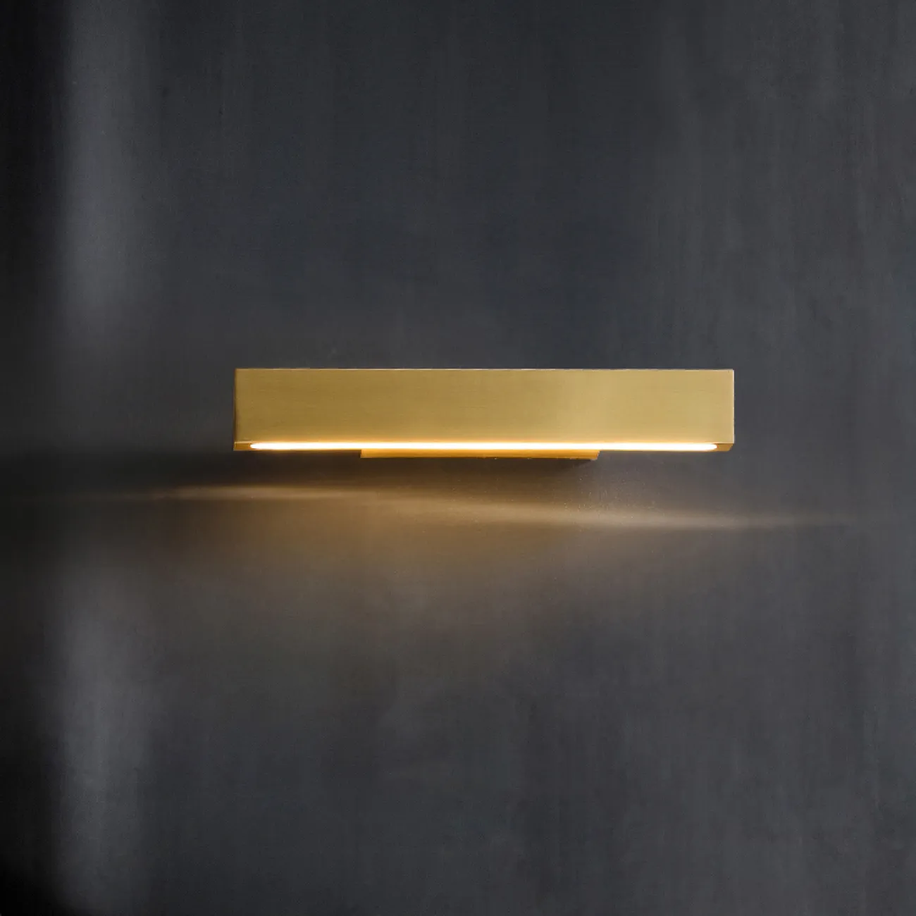 Серия настенных светильников с LED-подсветкой по низу поворотного плафона прямоугольной формы JERICA L23