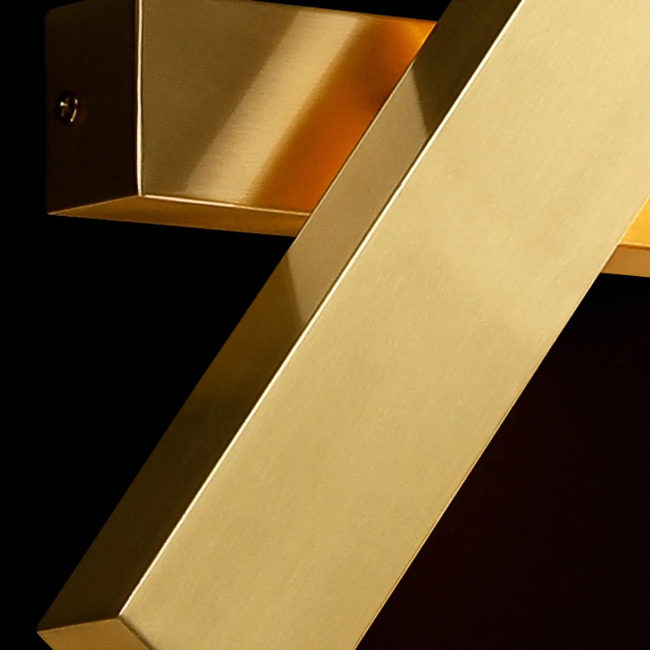 Серия настенных светильников с LED-подсветкой по низу поворотного плафона прямоугольной формы JERICA L23