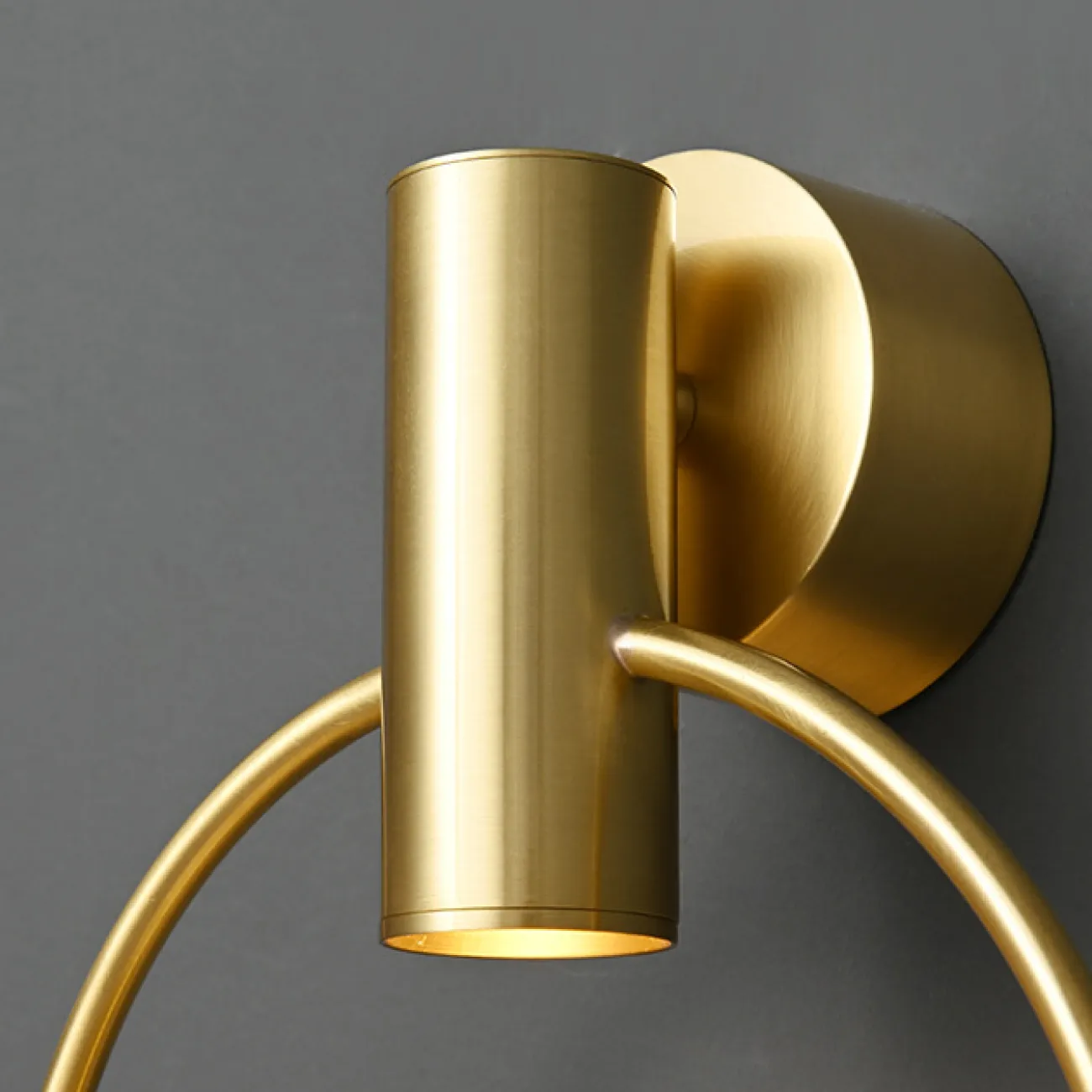 Серия настенных светодиодных светильников с цилиндрическим спотом на кольцевом каркасе из настоящей латуни CELIUS Brass