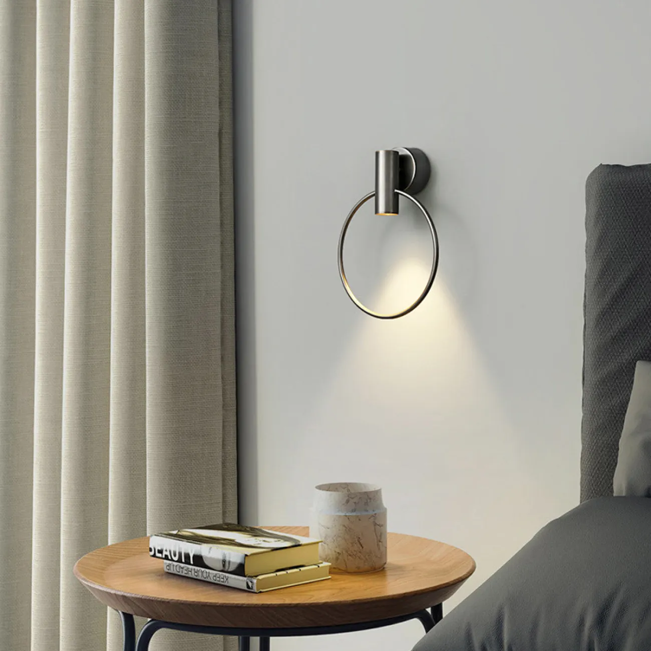 Серия настенных светодиодных светильников с цилиндрическим спотом на кольцевом каркасе из настоящей латуни CELIUS Brass