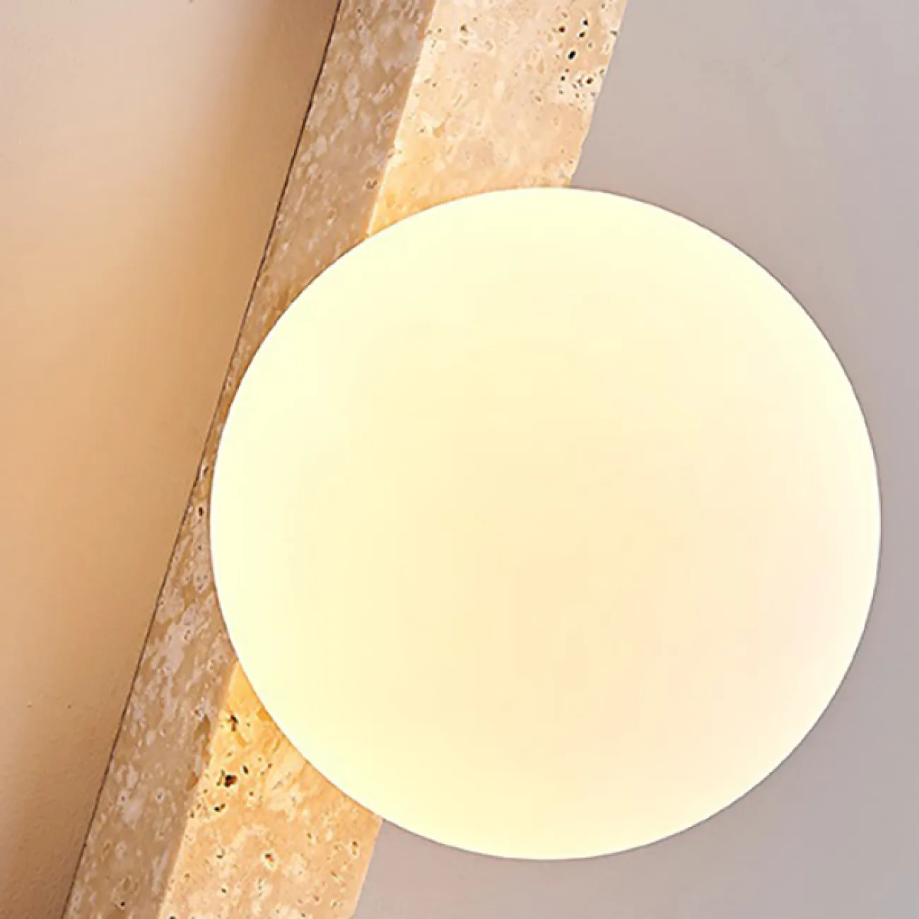 Серия настенных светильников с вытянутым прямоугольным корпусом из камня и шарообразным плафоном OBBE A L90 Серия настенных светильников с вытянутым прямоугольным корпусом из камня и шарообразным плафоном OBBE A L90