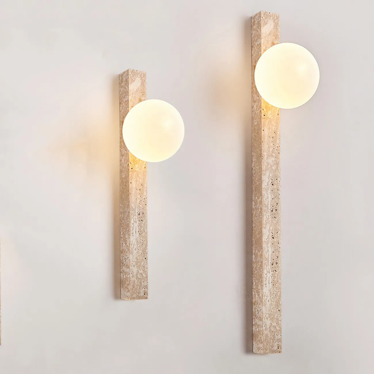 Серия настенных светильников с вытянутым прямоугольным корпусом из камня и шарообразным плафоном OBBE A L90 Серия настенных светильников с вытянутым прямоугольным корпусом из камня и шарообразным плафоном OBBE A L90