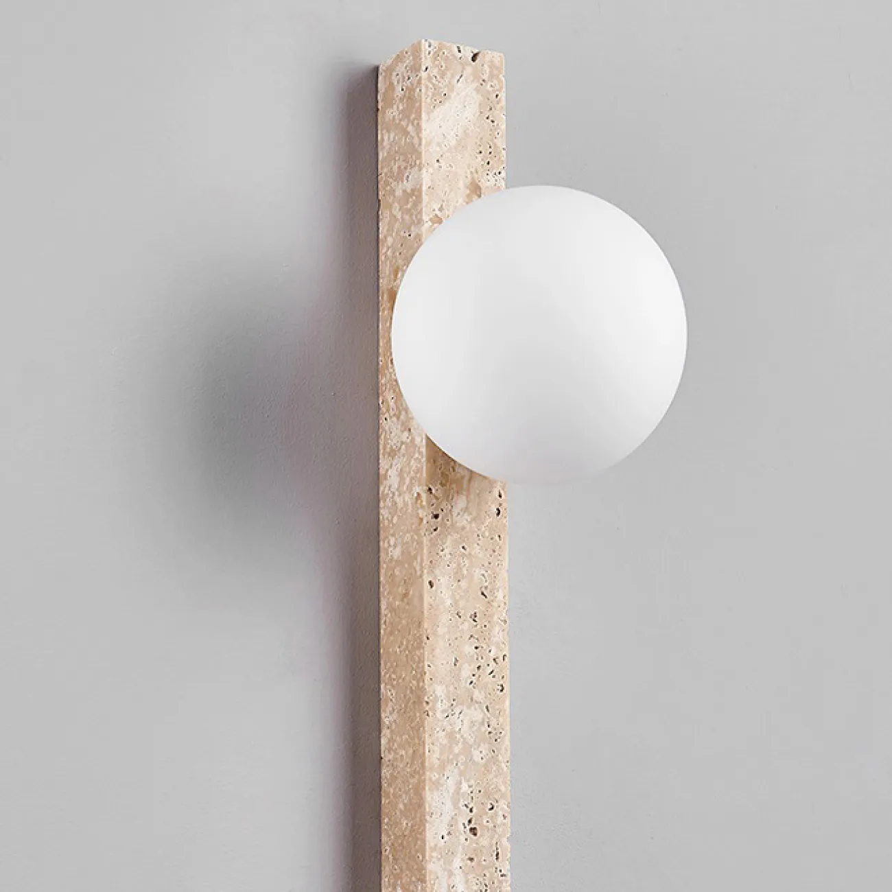 Серия настенных светильников с вытянутым прямоугольным корпусом из камня и шарообразным плафоном OBBE A L90 Серия настенных светильников с вытянутым прямоугольным корпусом из камня и шарообразным плафоном OBBE A L90