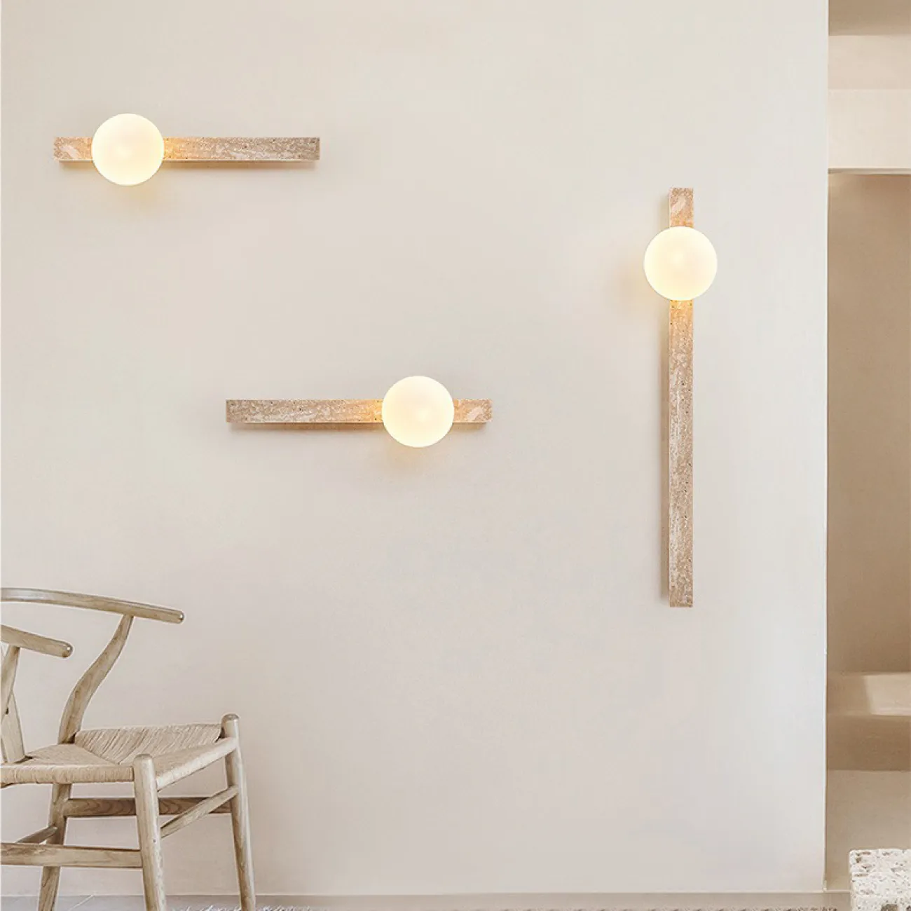 Серия настенных светильников с вытянутым прямоугольным корпусом из камня и шарообразным плафоном OBBE A L90 Серия настенных светильников с вытянутым прямоугольным корпусом из камня и шарообразным плафоном OBBE A L90