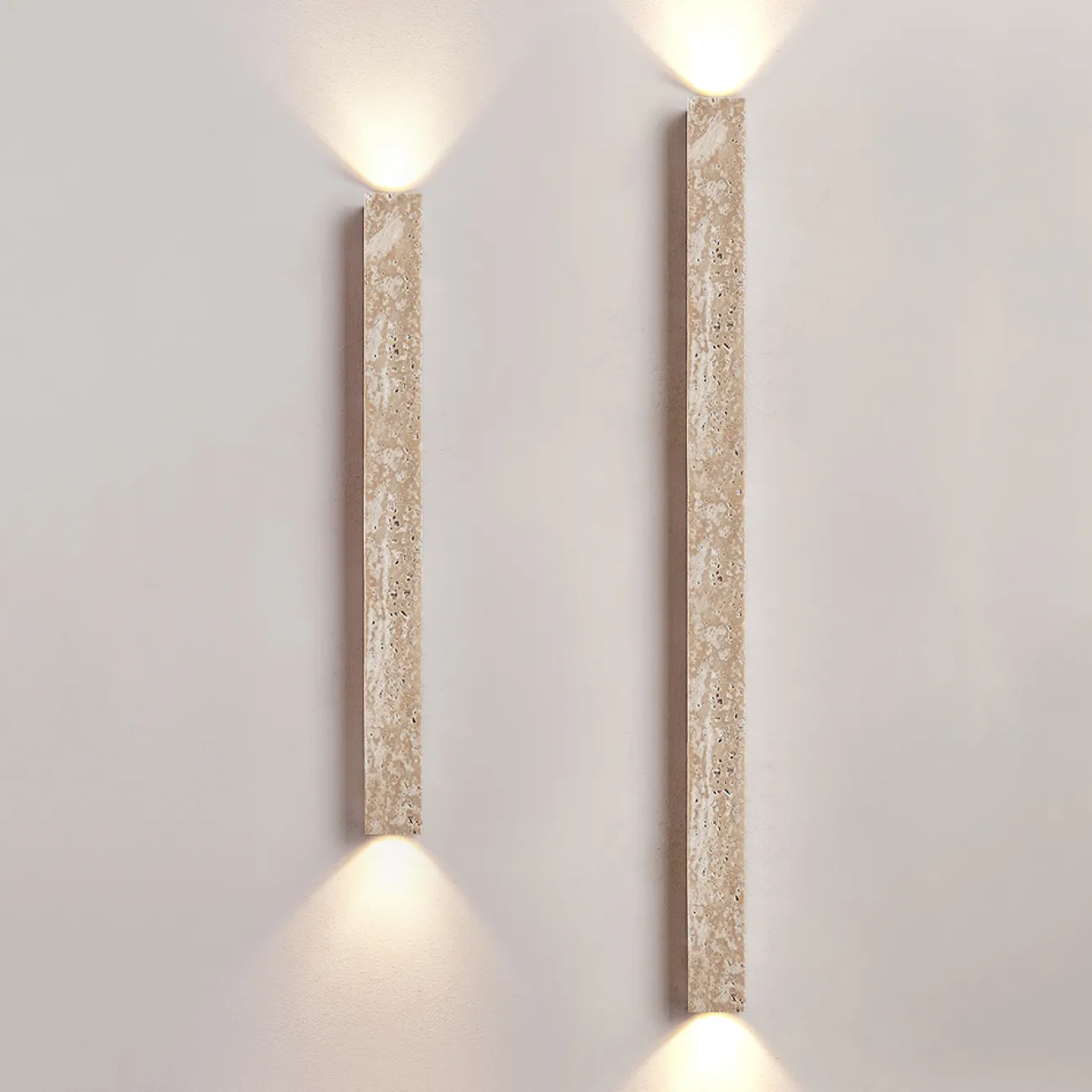 Серия настенных светильников с вытянутым прямоугольным корпусом из камня и шарообразным плафоном OBBE A L90 Серия настенных светильников с вытянутым прямоугольным корпусом из камня и шарообразным плафоном OBBE A L90