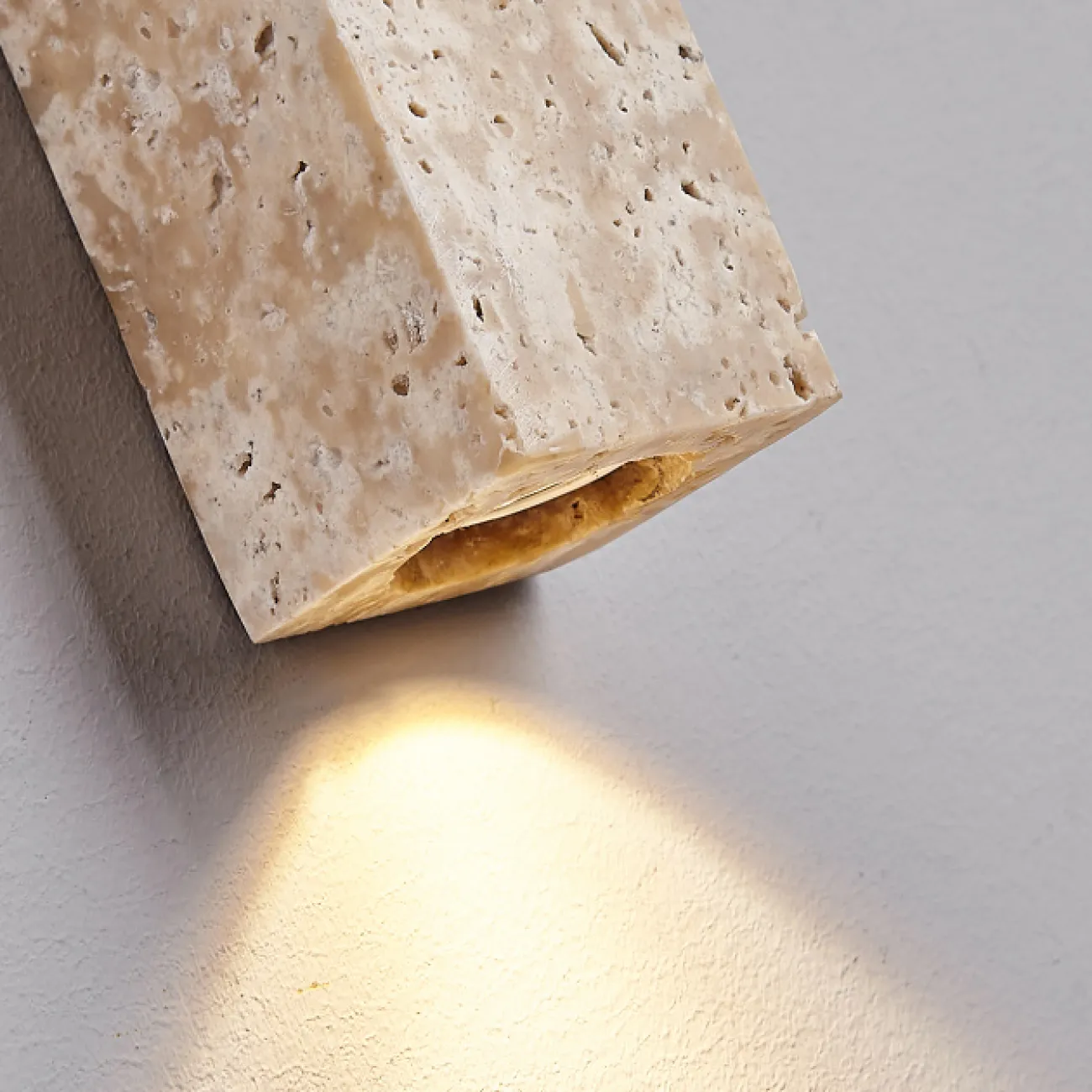 Серия настенных светильников с вытянутым прямоугольным корпусом из камня и шарообразным плафоном OBBE A L90 Серия настенных светильников с вытянутым прямоугольным корпусом из камня и шарообразным плафоном OBBE A L90