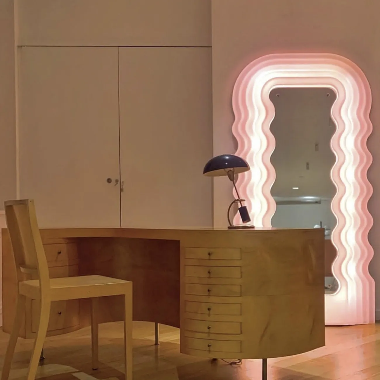 Креативный напольный светильник в виде зеркала со светящейся волнообразной рамой TEMME Семицветный свет