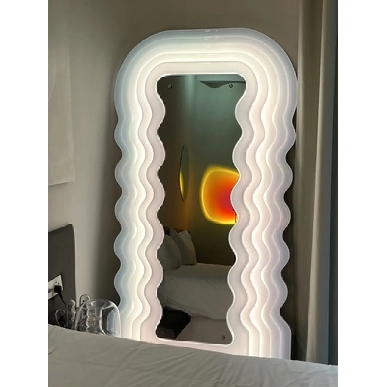 Креативный напольный светильник в виде зеркала со светящейся волнообразной рамой TEMME Семицветный свет