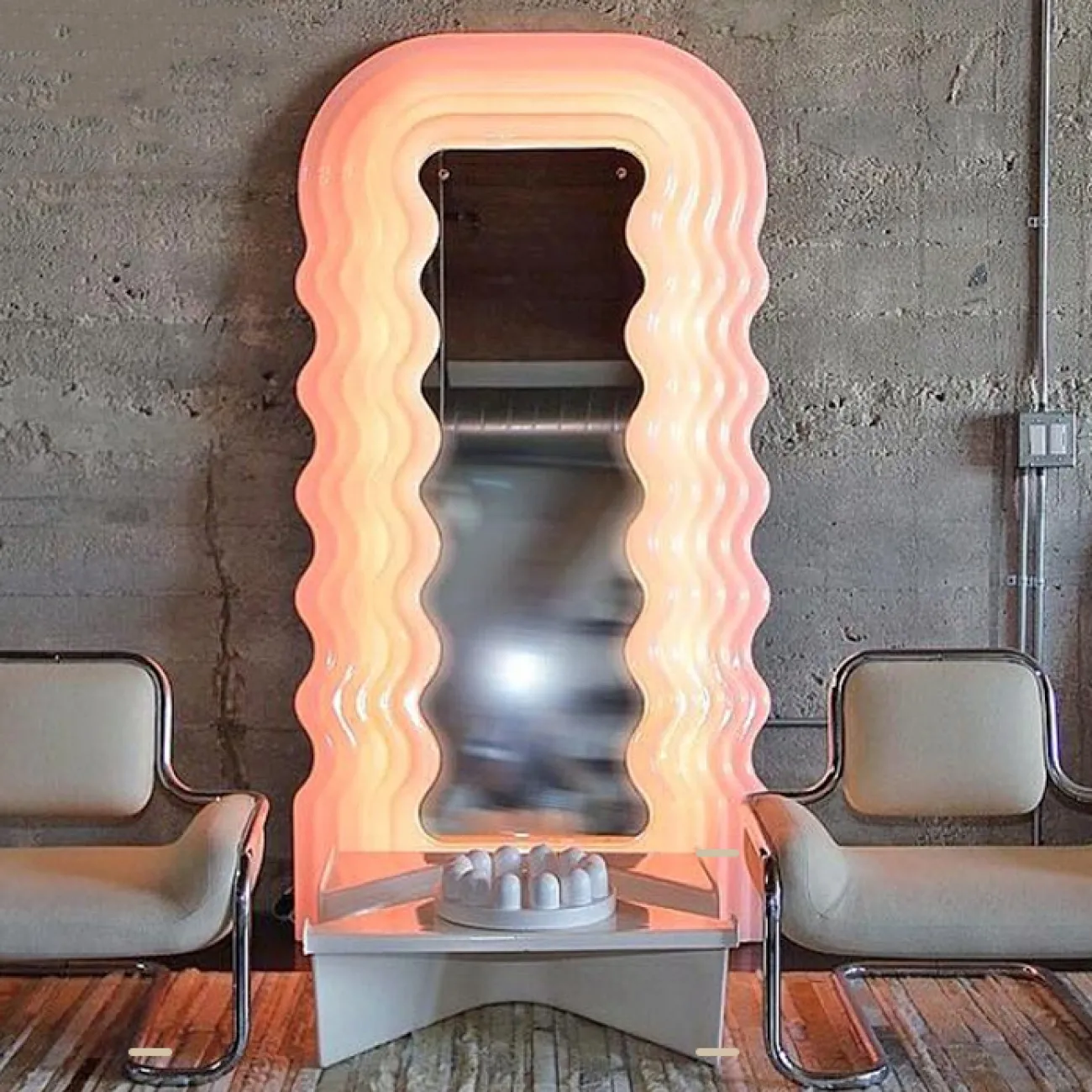 Креативный напольный светильник в виде зеркала со светящейся волнообразной рамой TEMME Семицветный свет