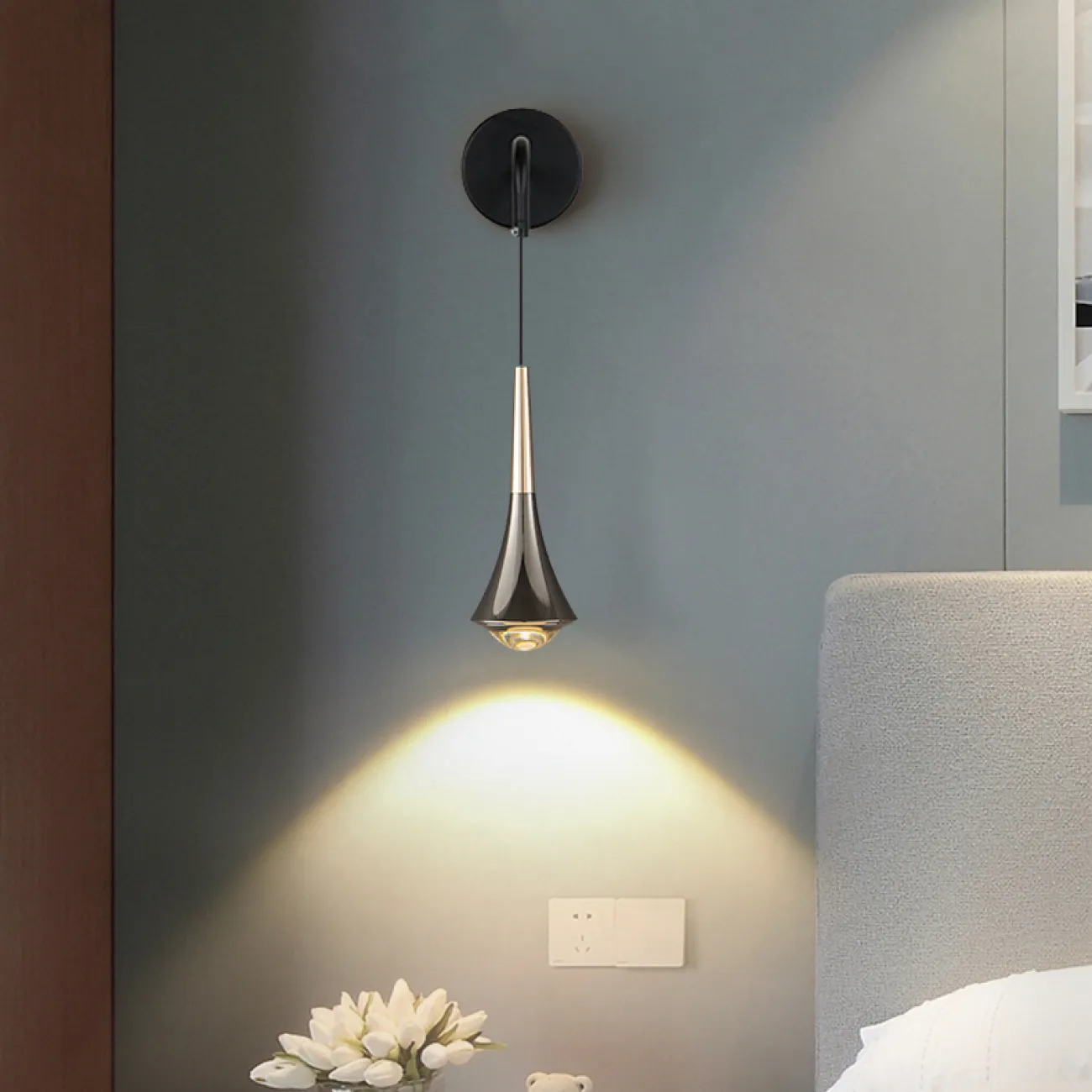 Серия настенных светодиодных светильников с оптической линзой в конусообразном корпусе CAI WALL Brass 3000К