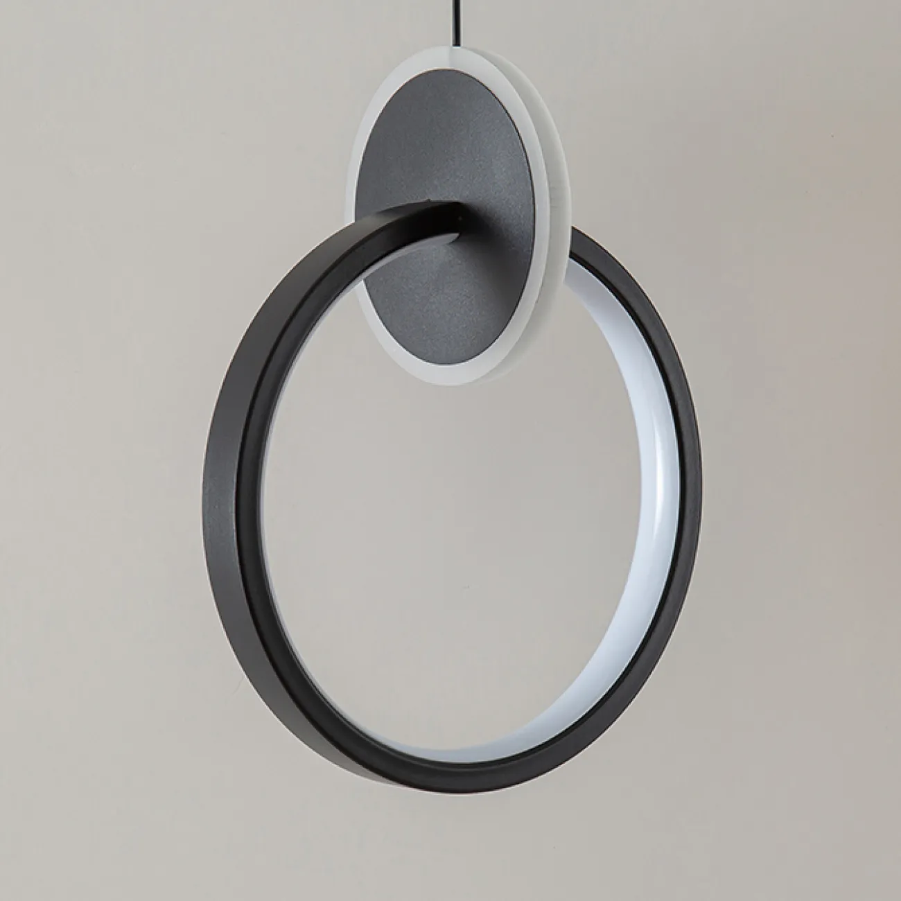 Готовая комбинация подвесных светодиодных светильников в виде композиции из светящихся колец и дисков RANDALL DUO Brass