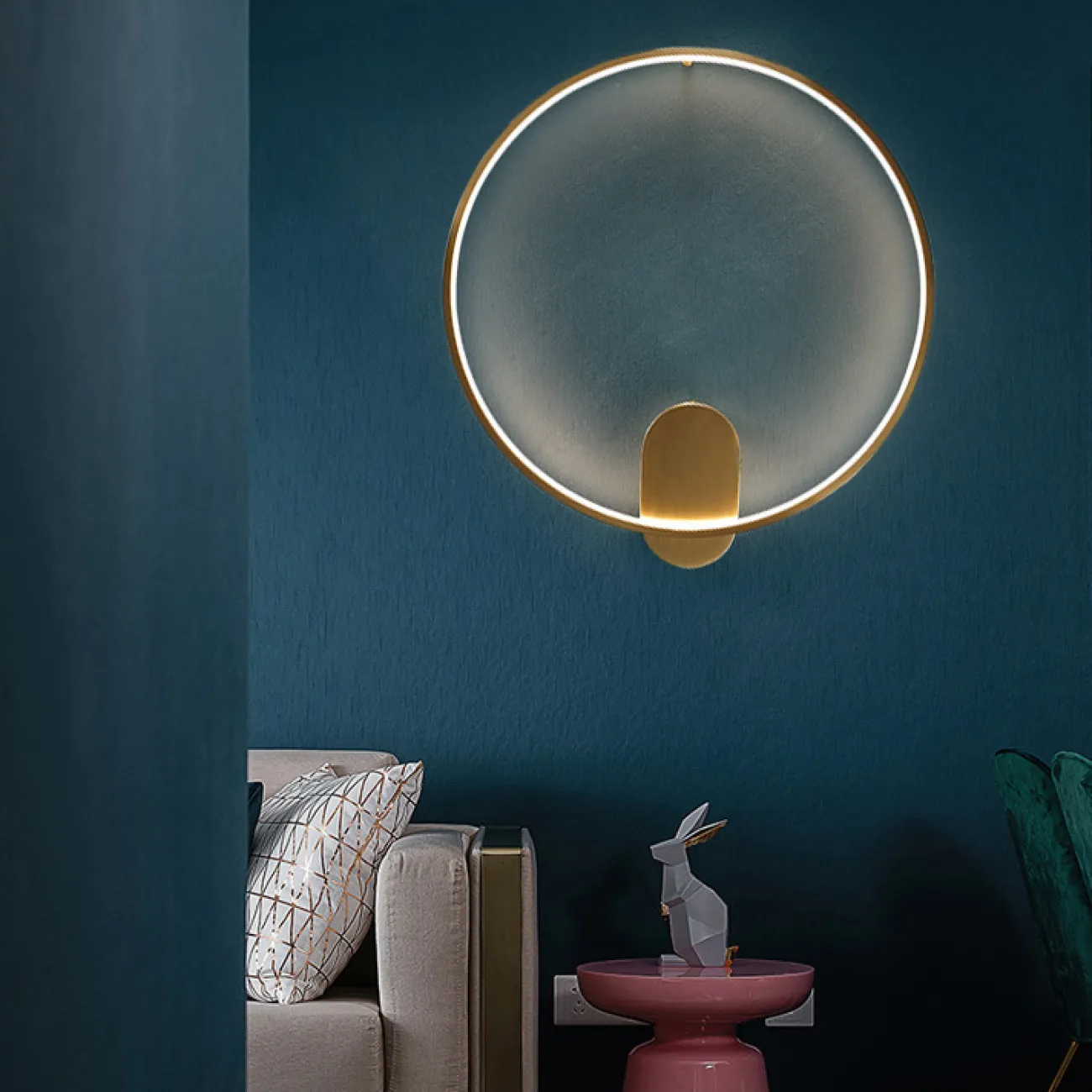 Настенный светильник с внутренней LED-подсветкой по контуру кольцевого каркаса с округлым креплением HILMA WALL D54