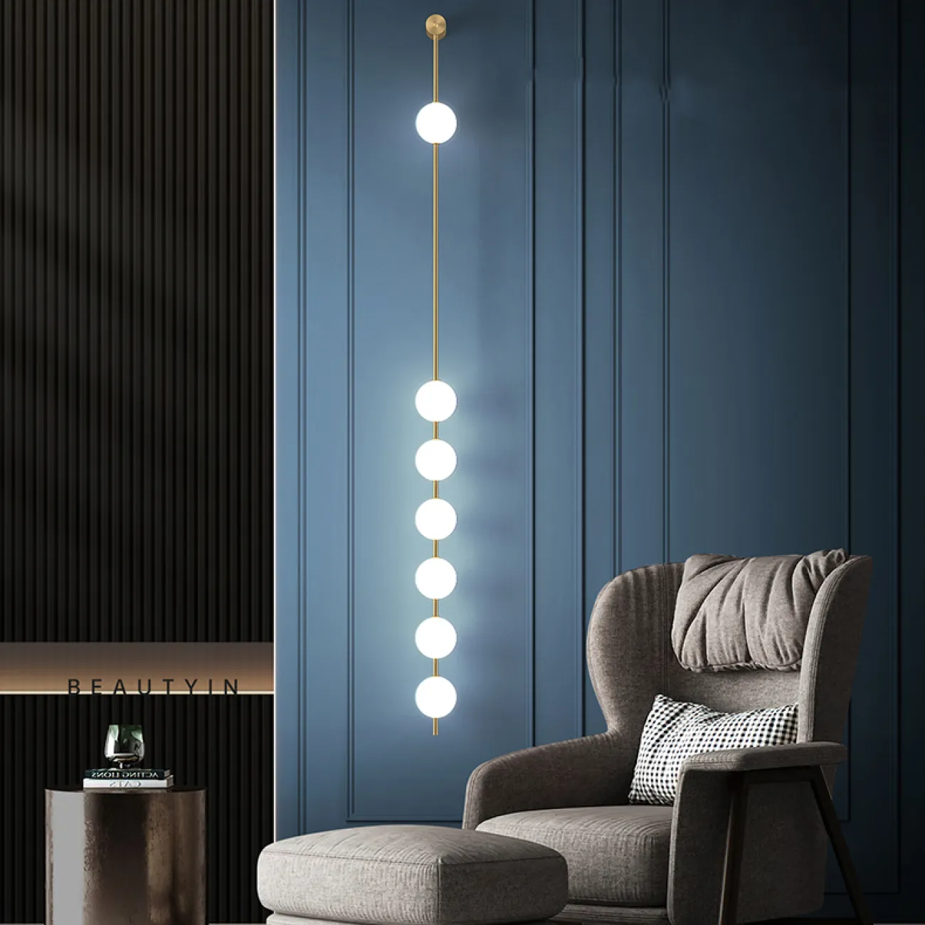 Серия настенных светильников с белыми шарообразными плафонами на вертикальной стойке из настоящей латуни ADILS WALL H103