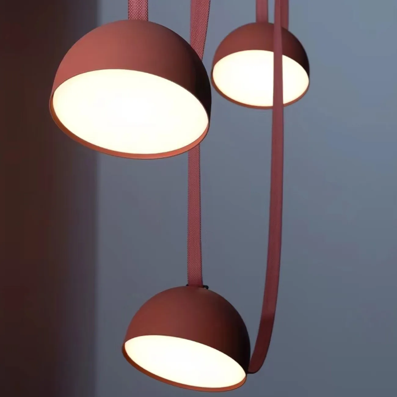 Готовая комбинация подвесных светодиодных светильников c красными абажурами на черной рейке с текстильными ремнями EBBOT 3000К Готовая комбинация подвесных светодиодных светильников c красными абажурами на черной рейке с текстильными ремнями EBBOT 3000К