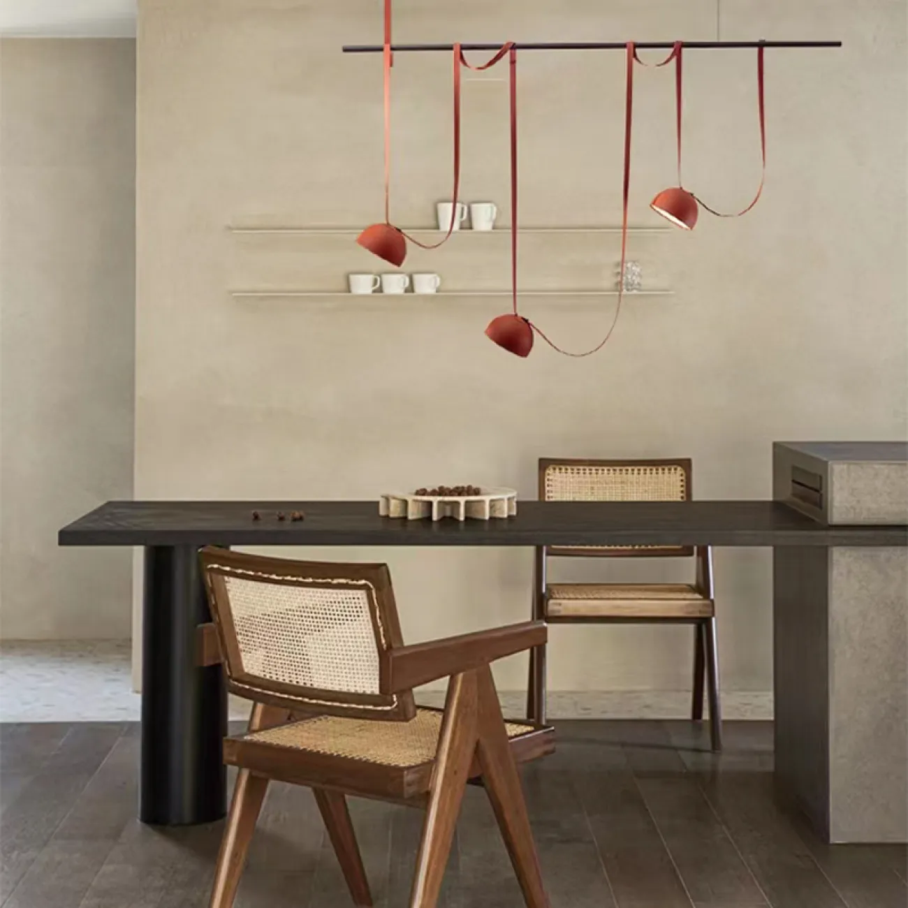 Готовая комбинация подвесных светодиодных светильников c красными абажурами на черной рейке с текстильными ремнями EBBOT 3000К Готовая комбинация подвесных светодиодных светильников c красными абажурами на черной рейке с текстильными ремнями EBBOT 3000К