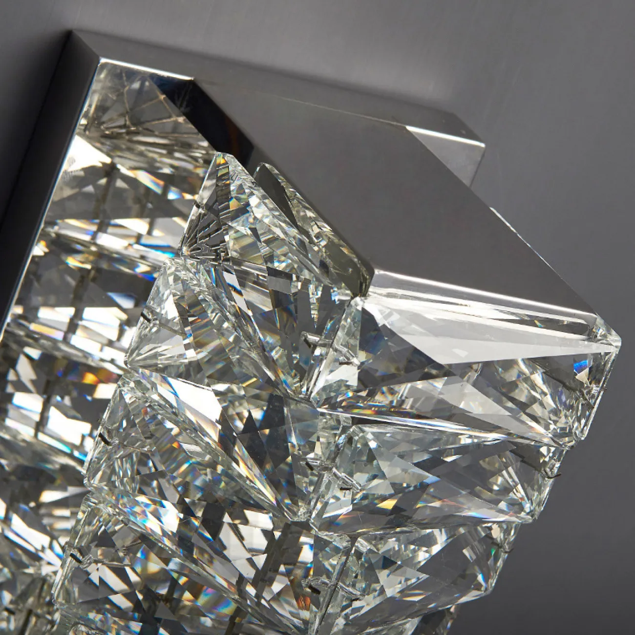 Настенный светодиодный светильник с прямоугольным плафоном из составных хрустальных слитков на хромированном основании CARE WALL H45 Gold