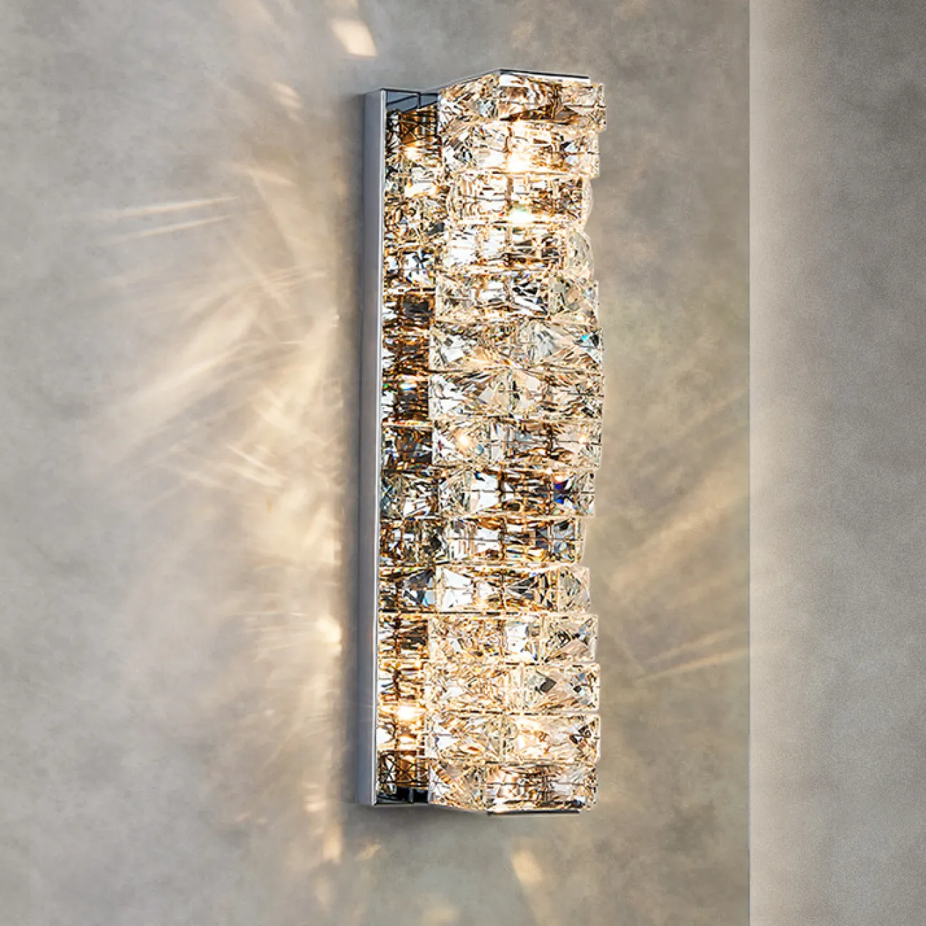 Настенный светодиодный светильник с прямоугольным плафоном из составных хрустальных слитков на хромированном основании CARE WALL H45 Gold