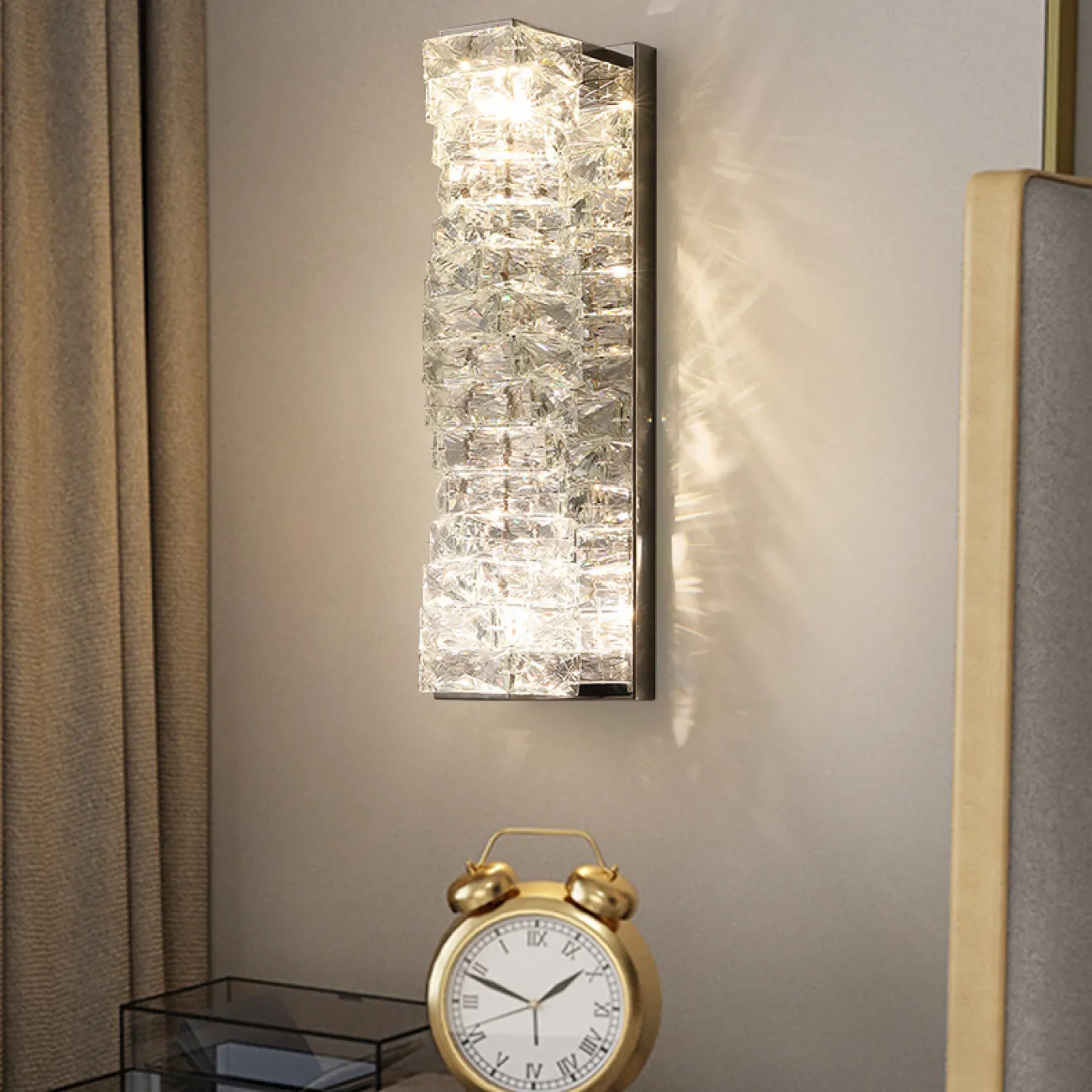 Настенный светодиодный светильник с прямоугольным плафоном из составных хрустальных слитков на хромированном основании CARE WALL H45 Gold