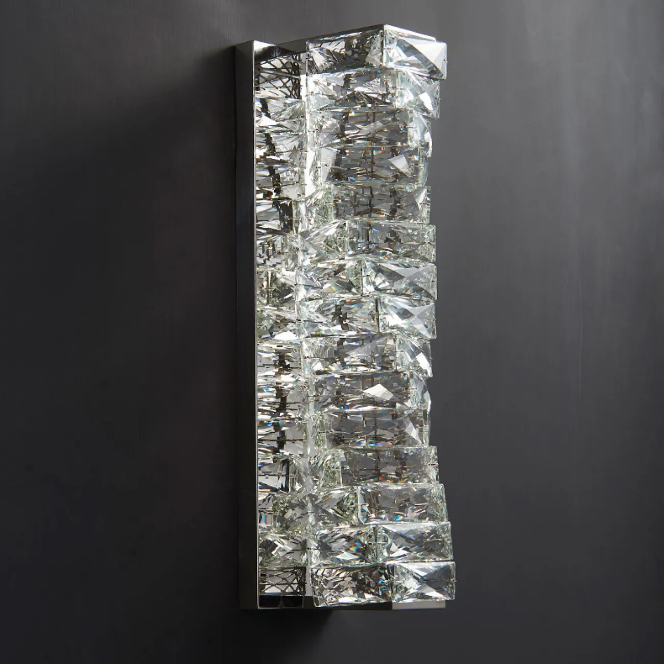 Настенный светодиодный светильник с прямоугольным плафоном из составных хрустальных слитков на хромированном основании CARE WALL H45 Gold