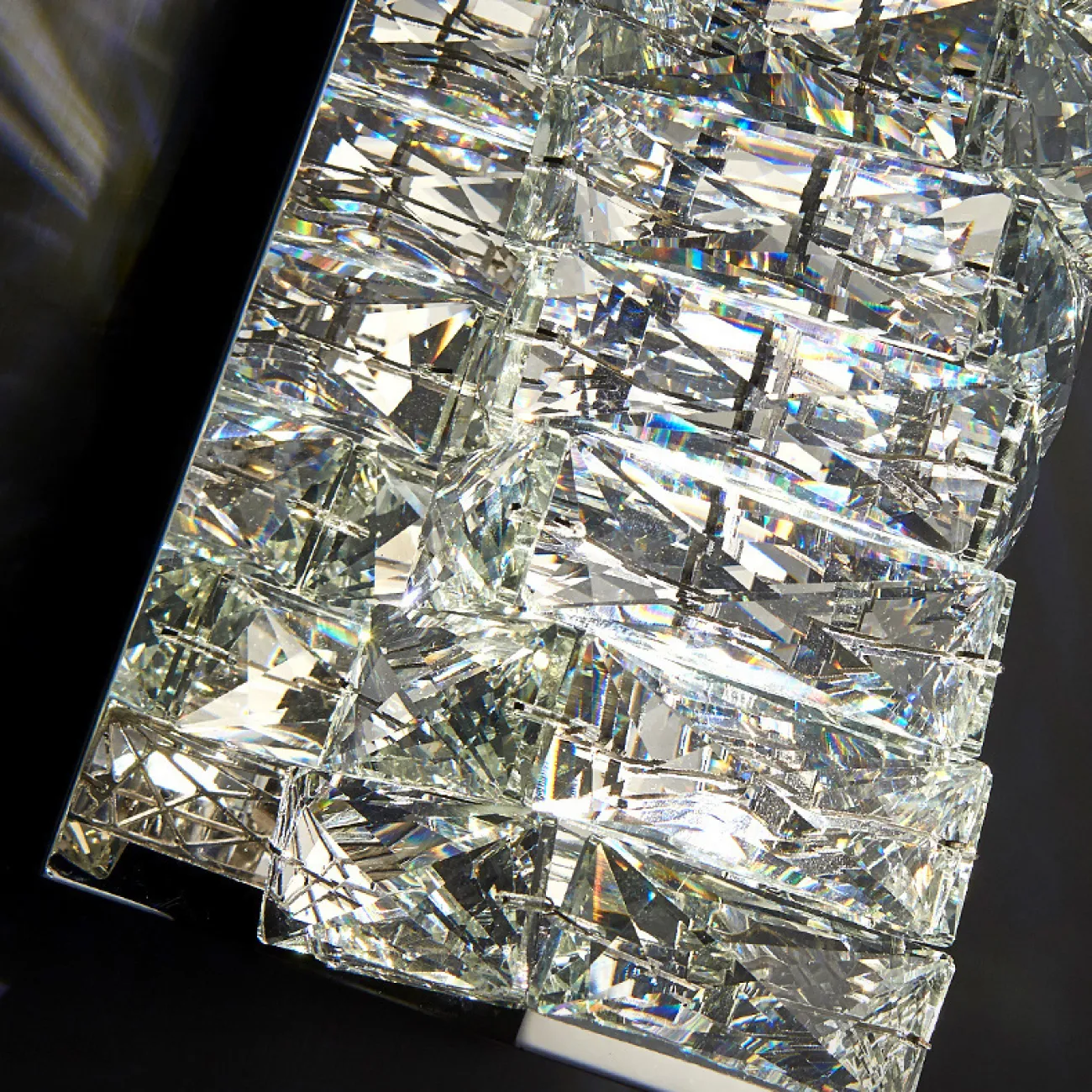 Настенный светодиодный светильник с прямоугольным плафоном из составных хрустальных слитков на хромированном основании CARE WALL H45 Gold