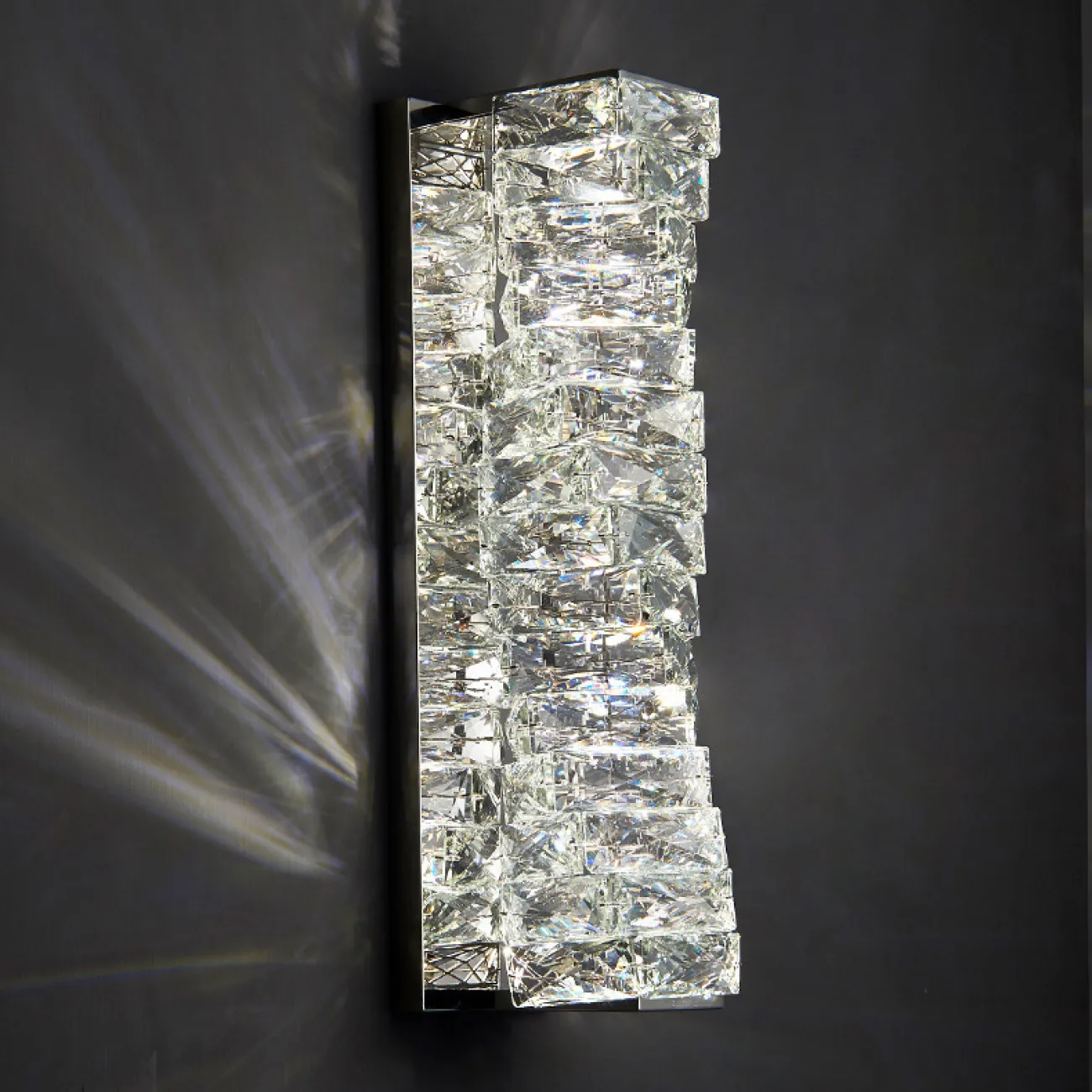 Настенный светодиодный светильник с прямоугольным плафоном из составных хрустальных слитков на хромированном основании CARE WALL H45 Gold