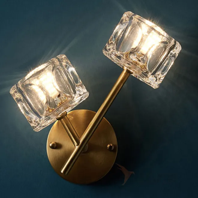 Серия настенных светильников с хрустальными плафонами в виде кубических слитков на разветвленных рожках с круглым креплением GELATO WALL L2
