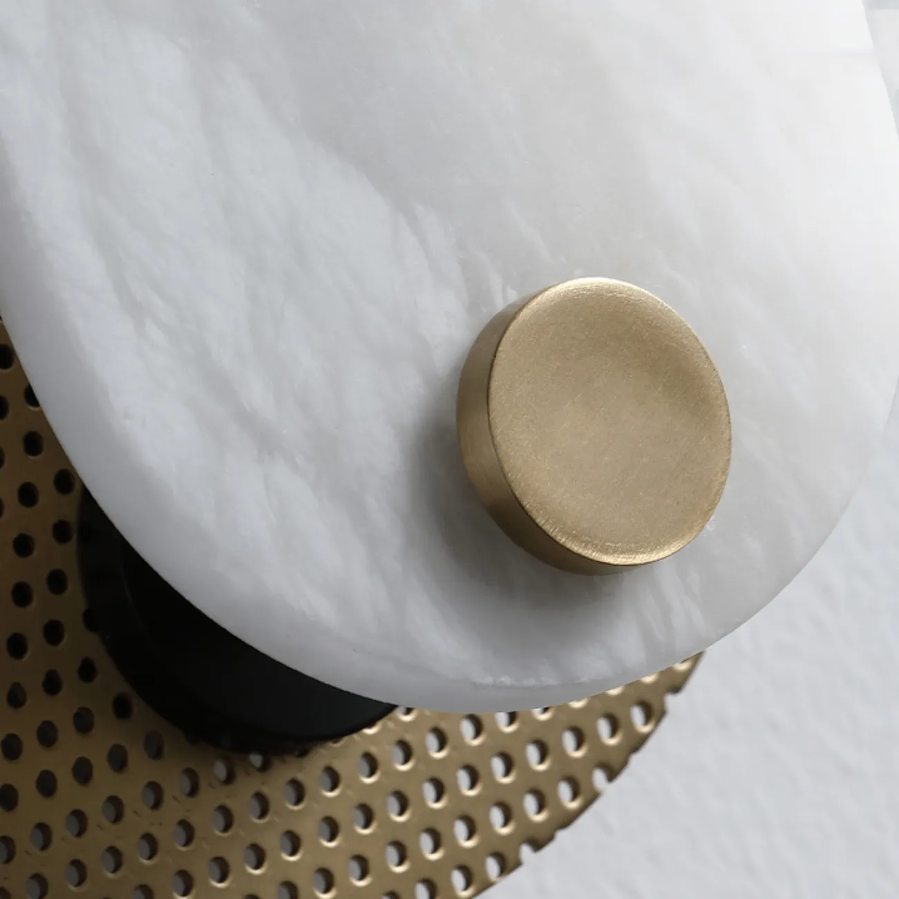 Серия настенных светильников с основанием из перфорированной пластины и рассеивателем из натурального камня CONRAD B WALL L25