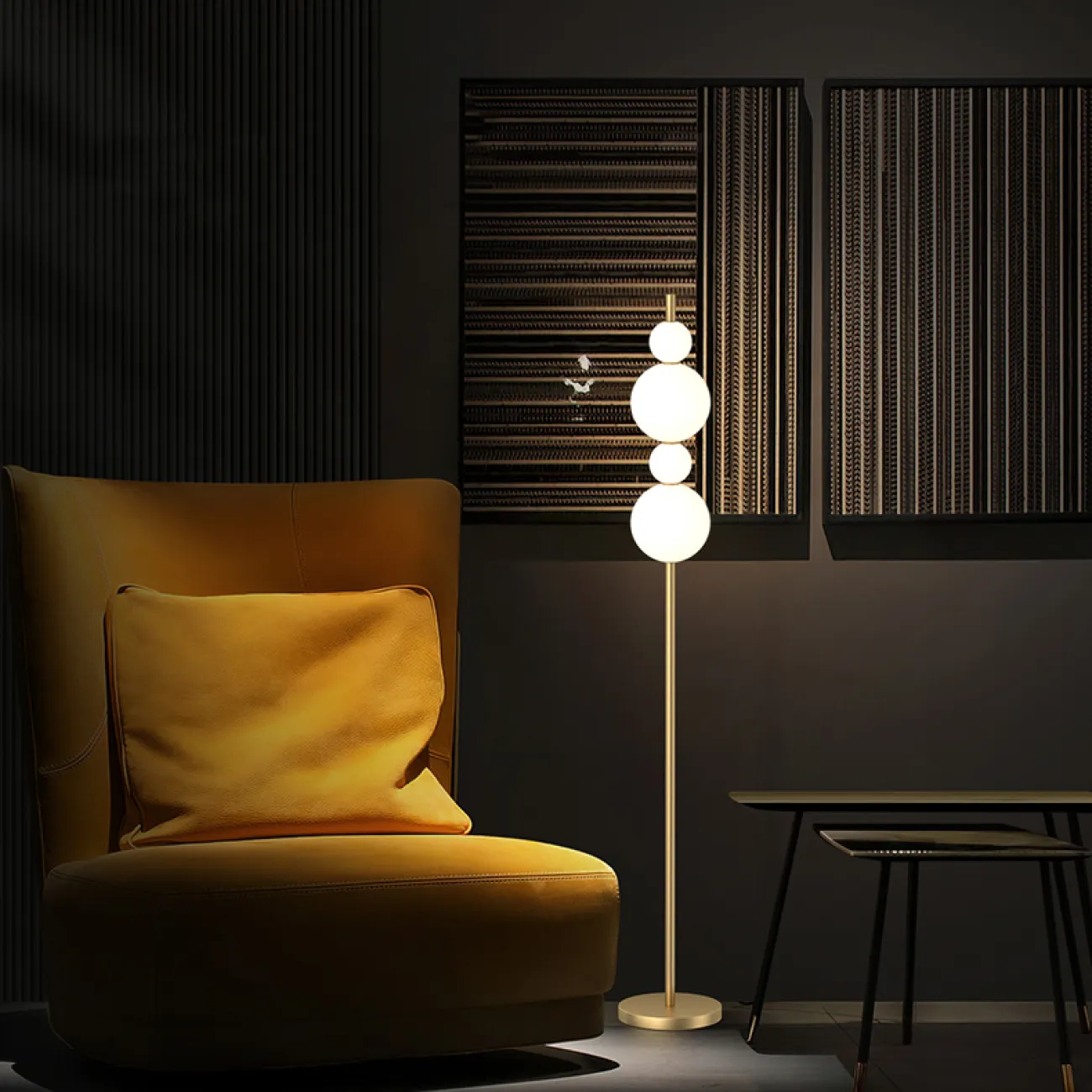 Серия напольных светильников с белыми шарообразными плафонами на вертикальной стойке из настоящей латуни KLABBE H160